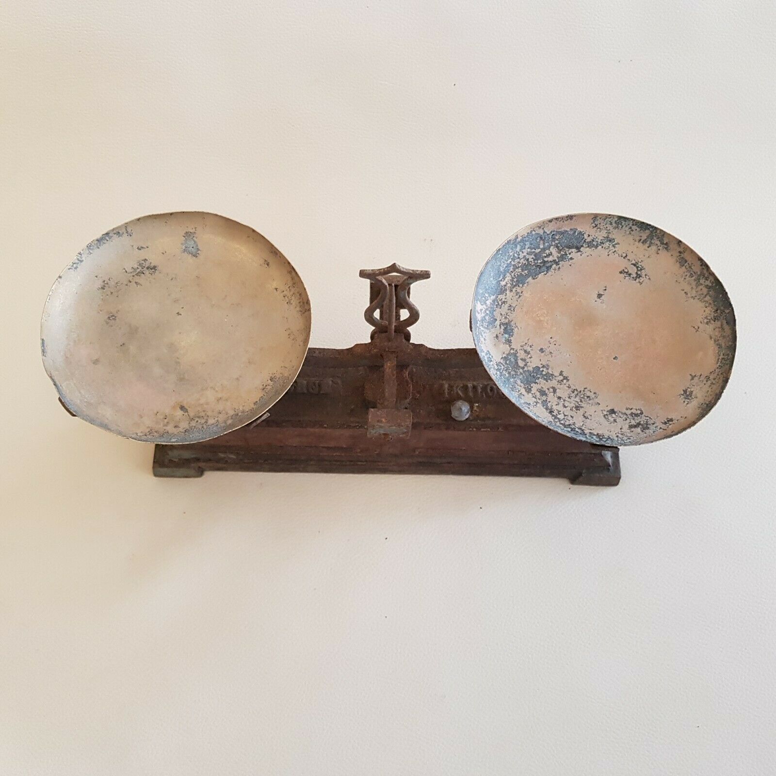 Old small scale in cast iron and copper