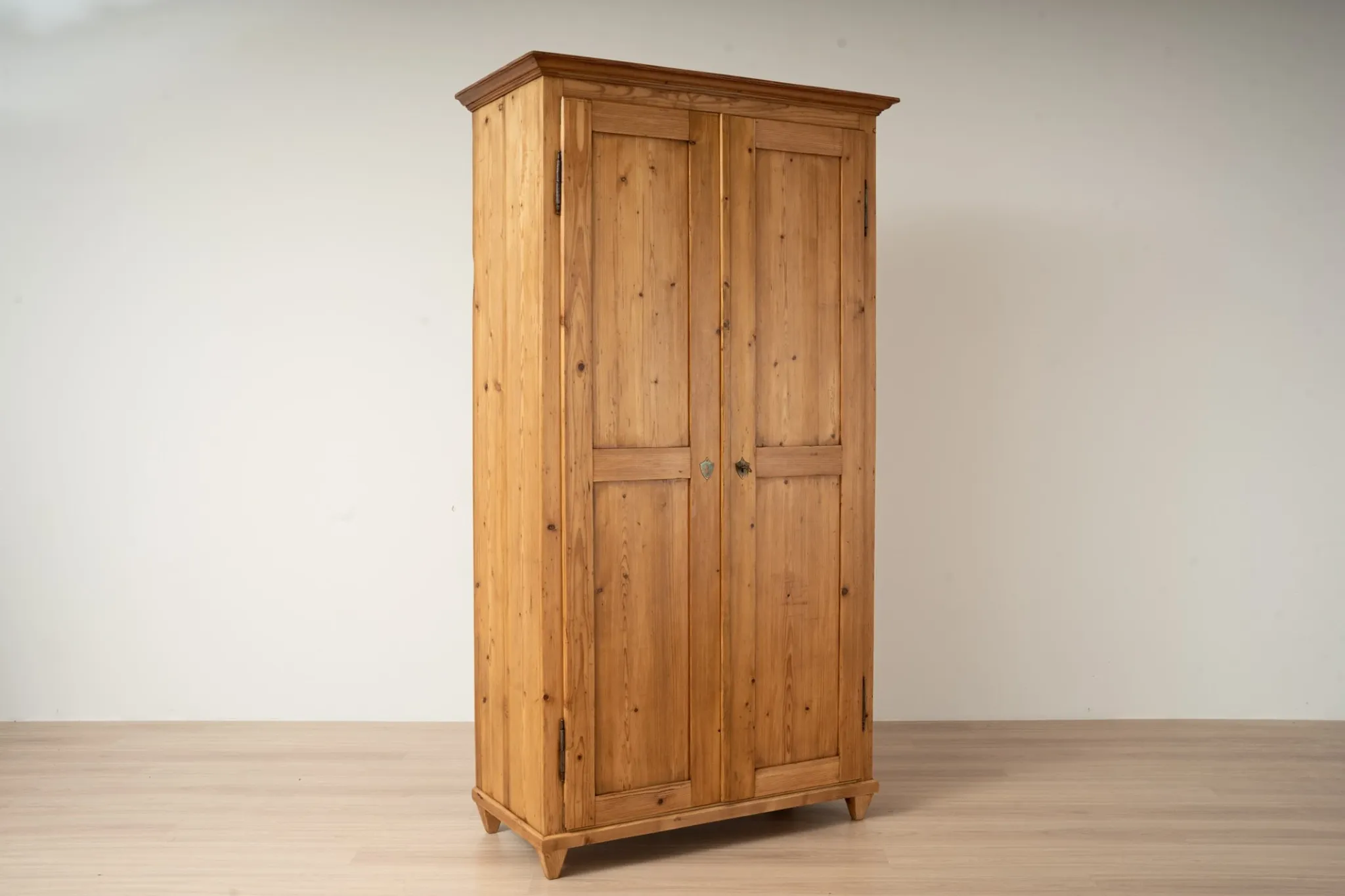 Antique German Pine Wardrobe with Hanging Rail and Shelf, Late 19th Century