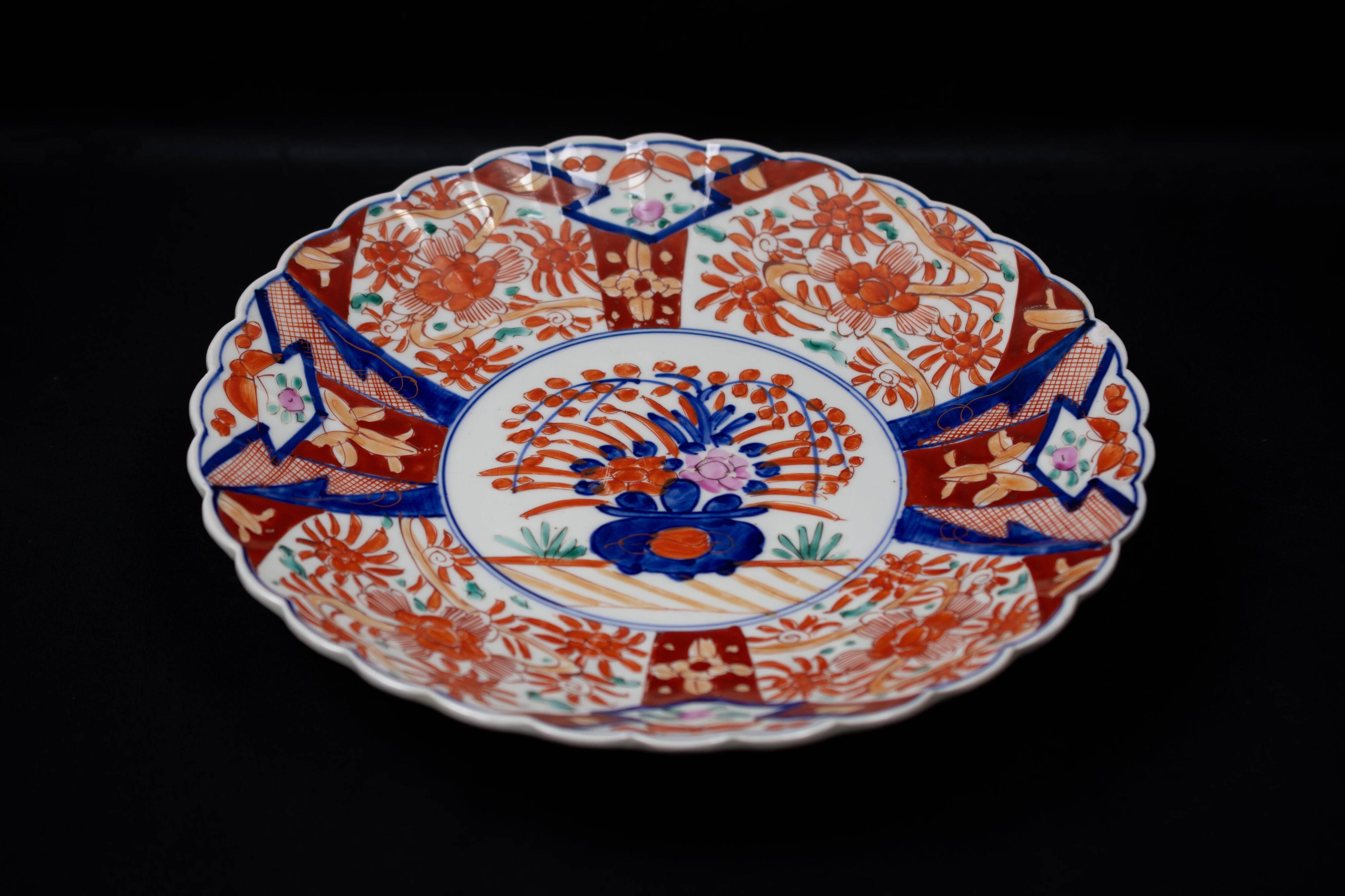 Japanese Imari porcelain dish with radiant decoration and scalloped edges