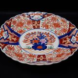 Japanese Imari porcelain dish with radiant decoration and scalloped edges