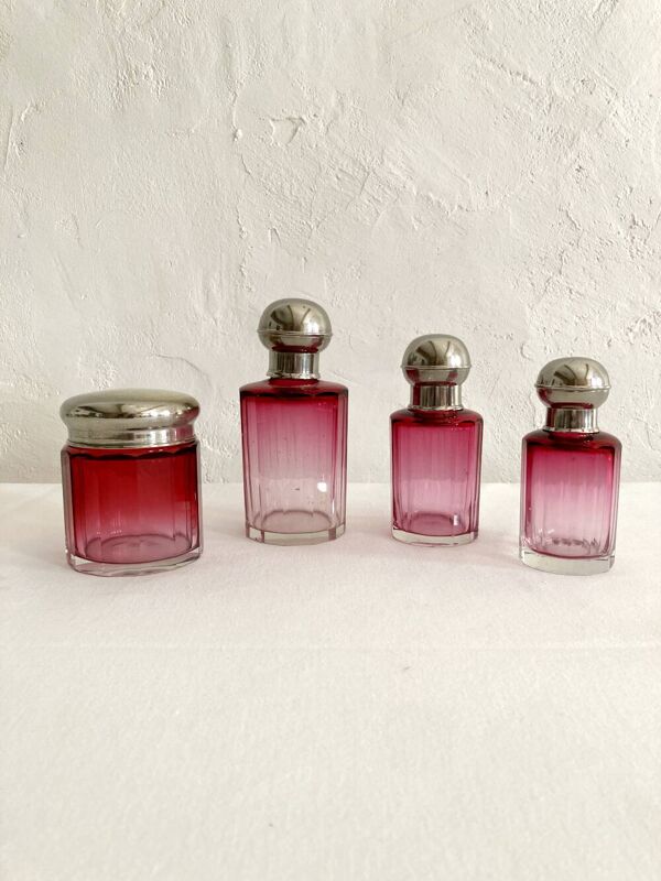 Garniture / nécessaire de toilette / Flacons en cristal rose, années 1920