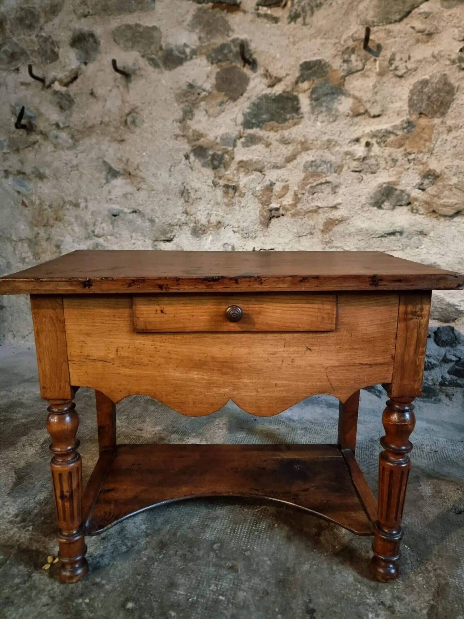 Table d'appoint française ancienne en noyer et cerisier – Louis Philippe, XIXe siècle