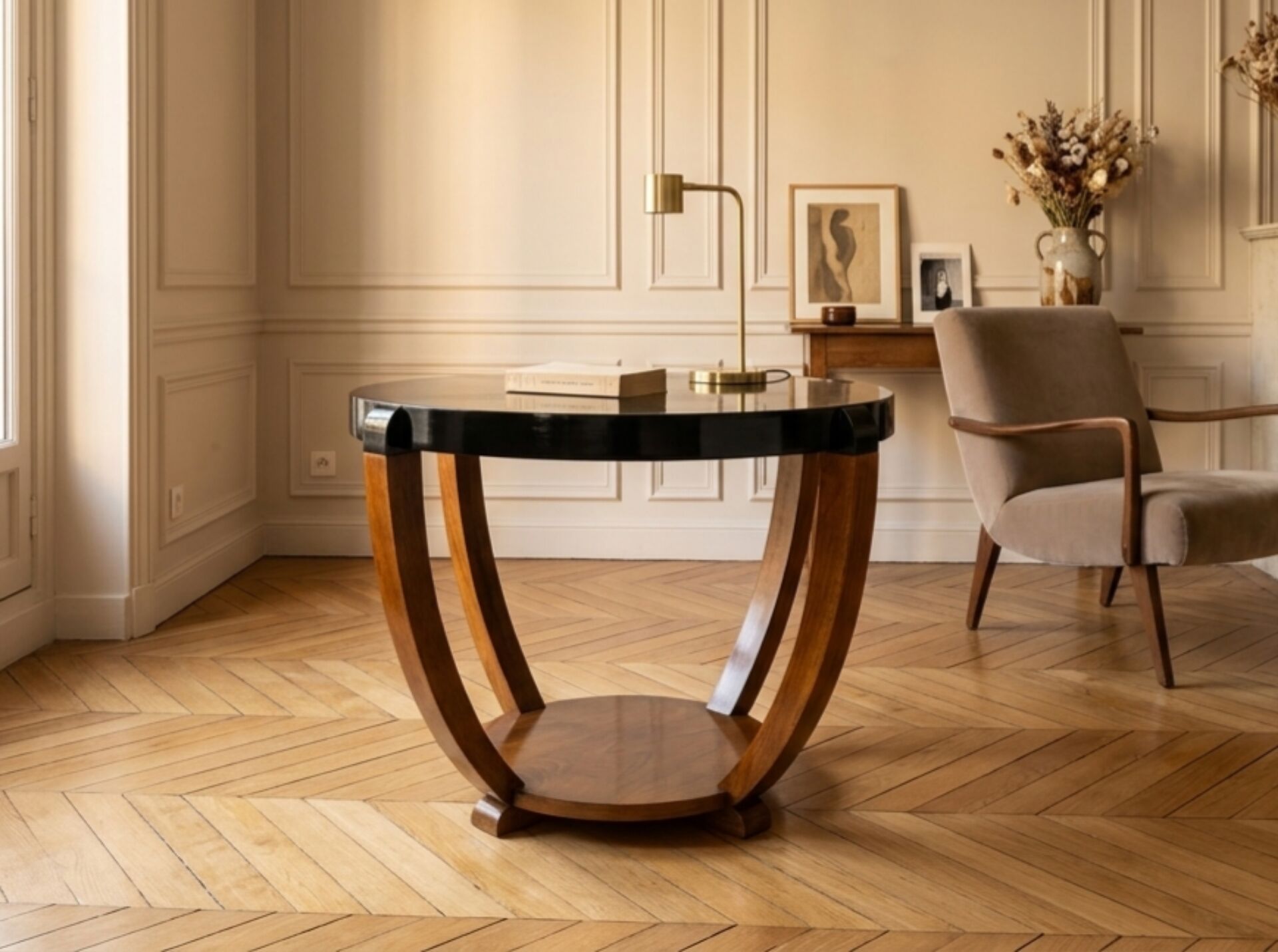 Grand guéridon / Table basse Art Déco à pieds sabres (1930) – Laque no