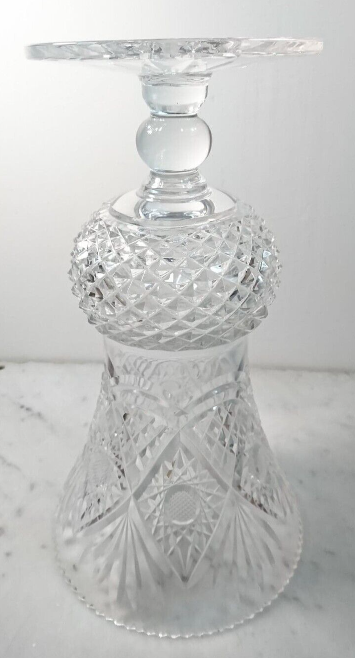 Vase en cristal taillé main sur piédouche
