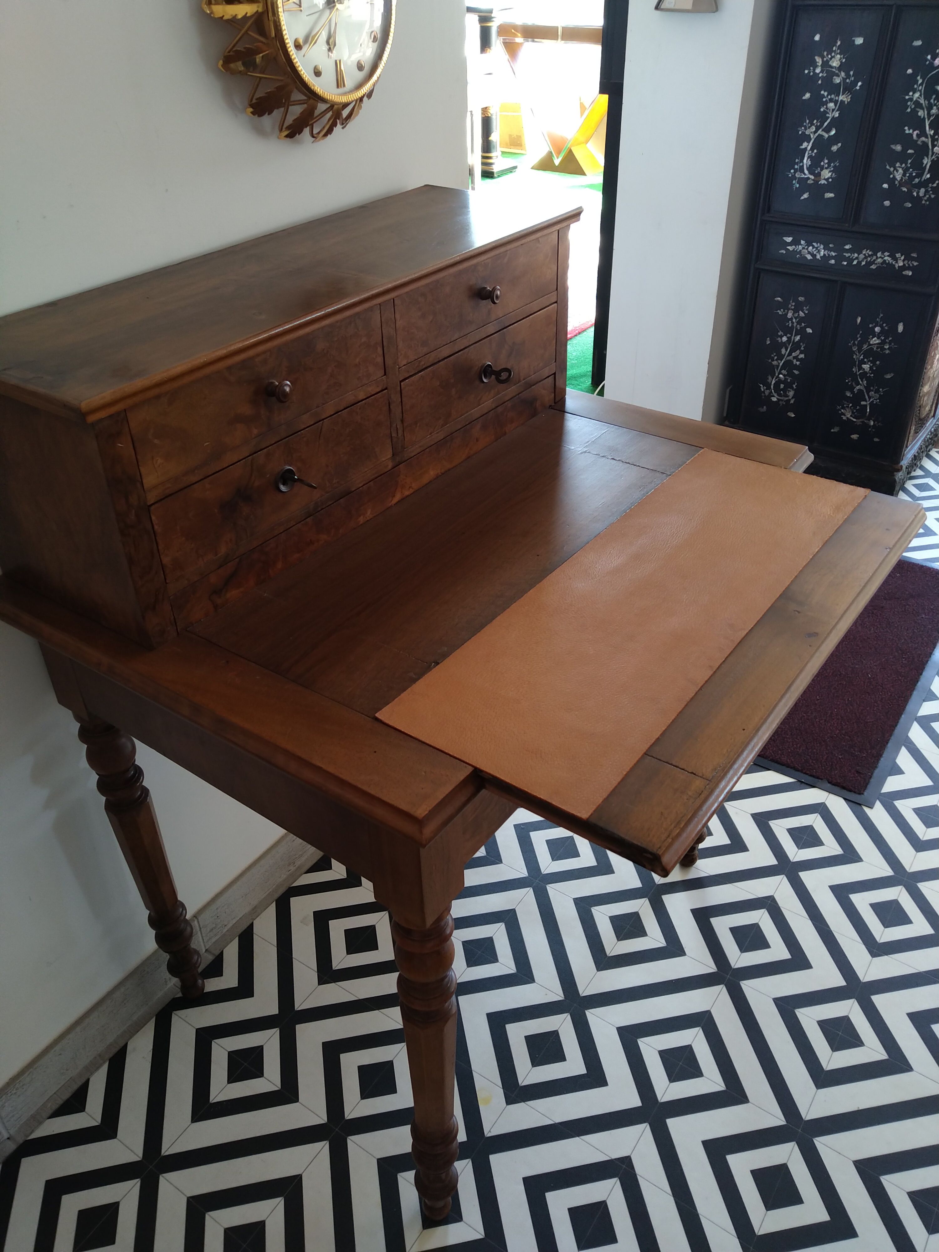 Sliding tray tiered desk