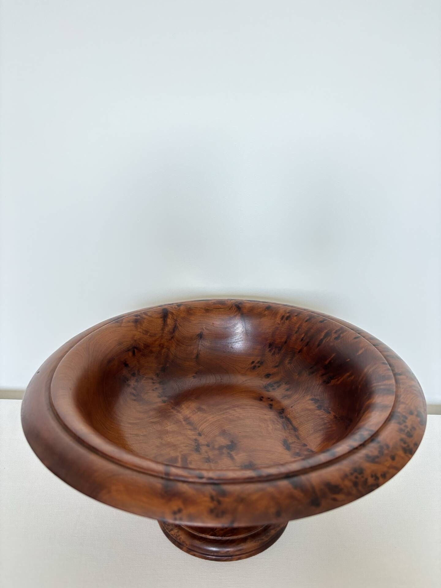 Fruit bowl on a turned wooden pedestal – Wood burl