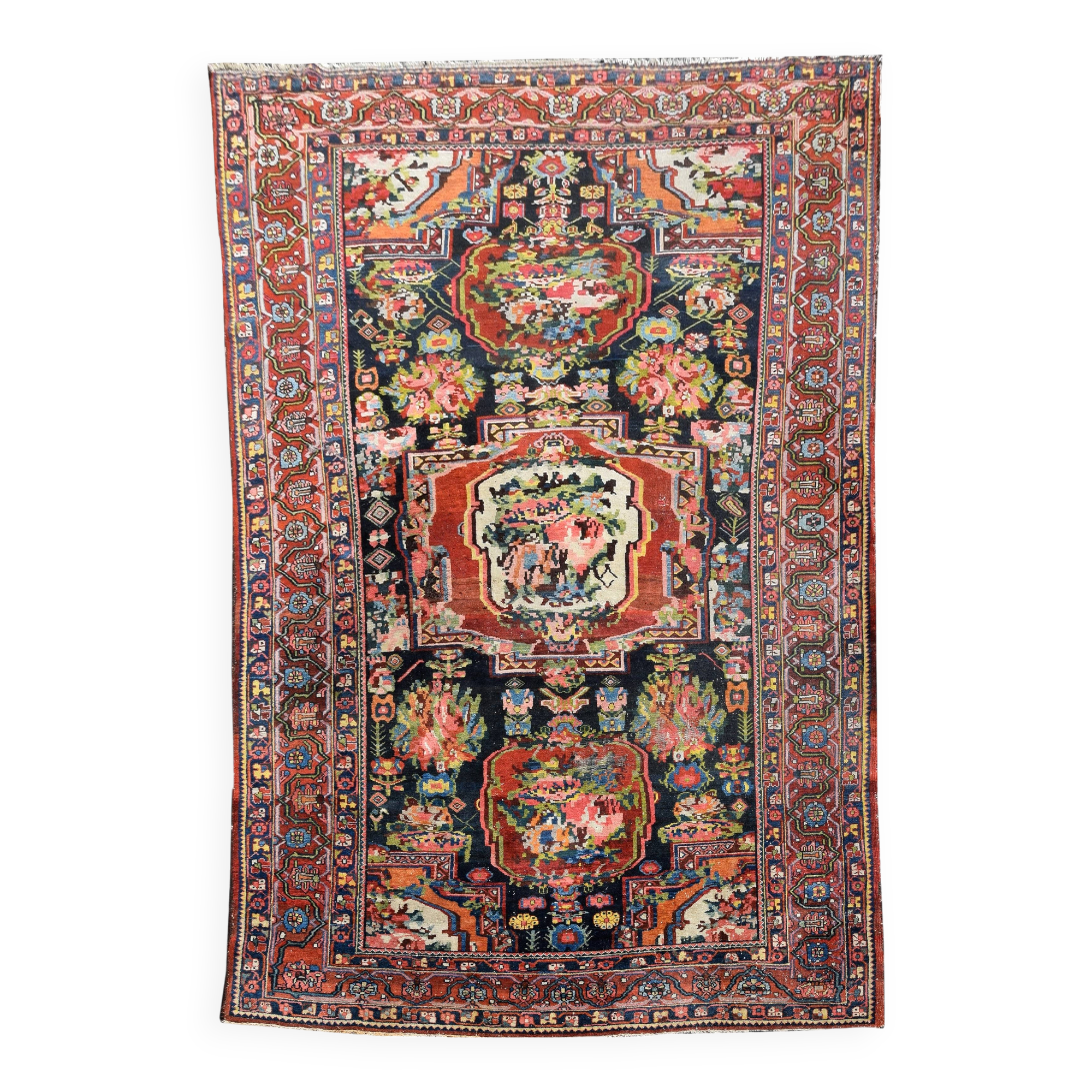 Antique Iranian oriental rug Bakhtiar Faradombeh: 3.37 X 2.13 meters. Early 20th century circa 1920/30