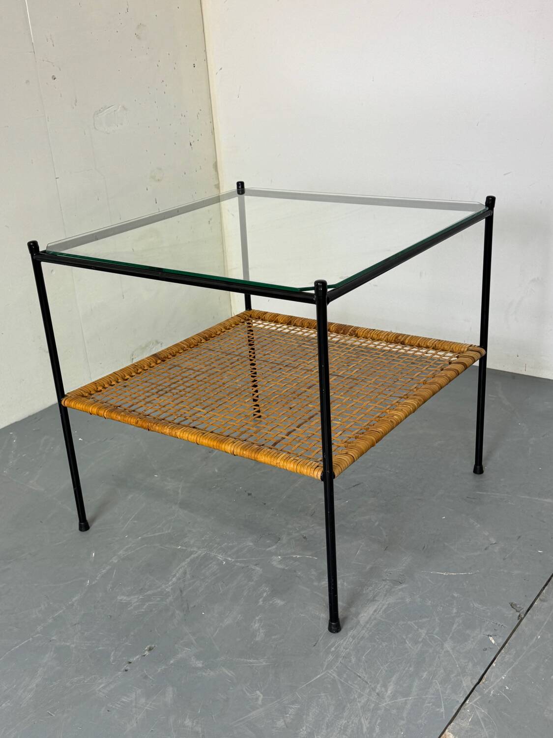 Table d'appoint ou table basse en rotin et verre de style danois moderniste du milieu du siècle