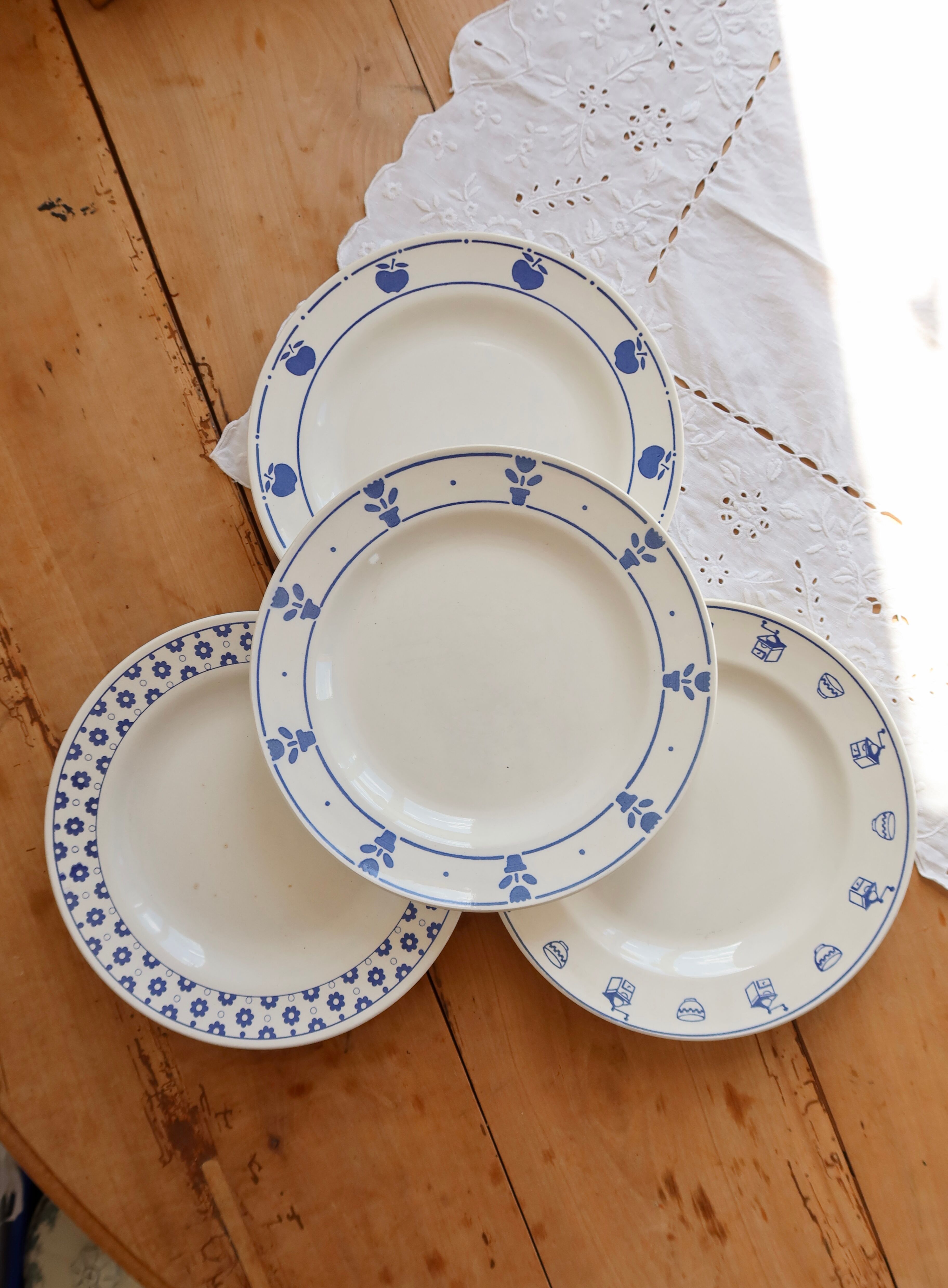 4 mismatched vintage dinner plates - Lot Cutie II