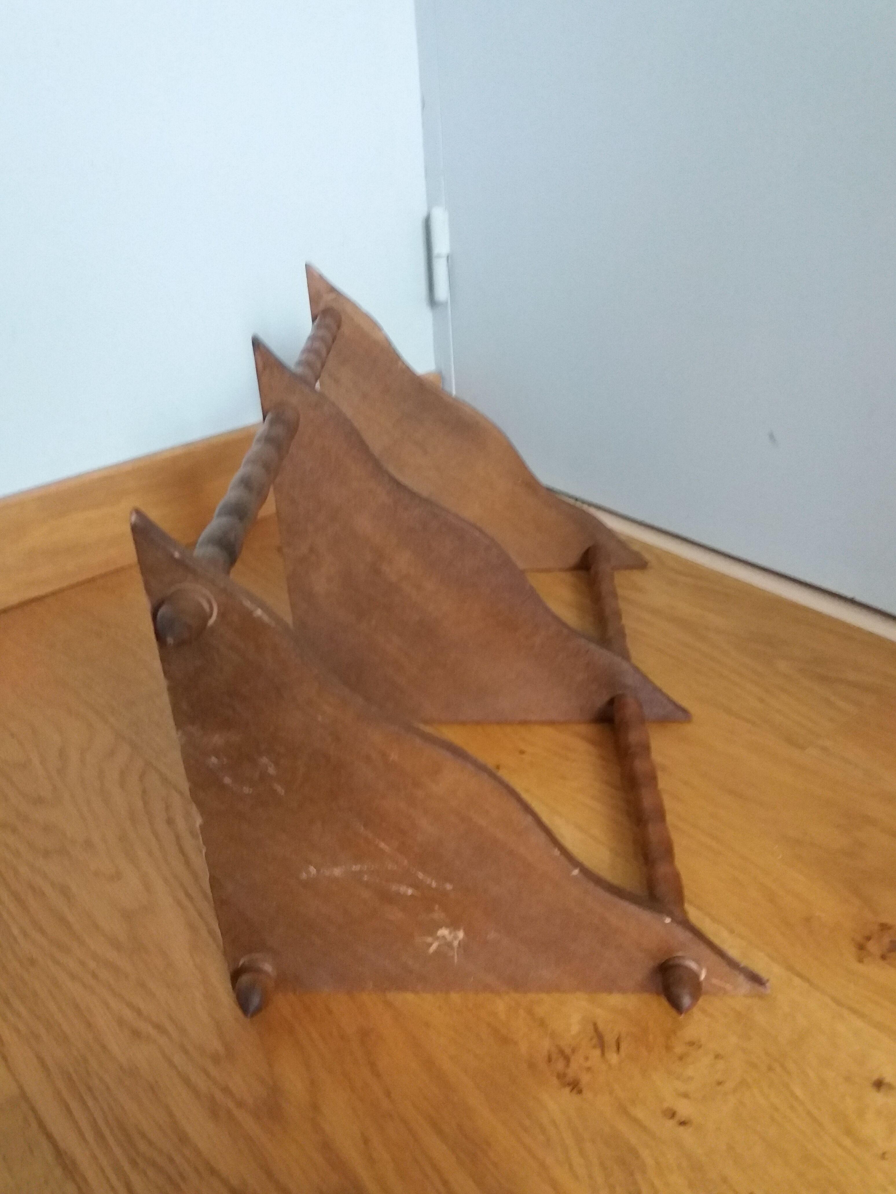 Hanging corner wall shelf