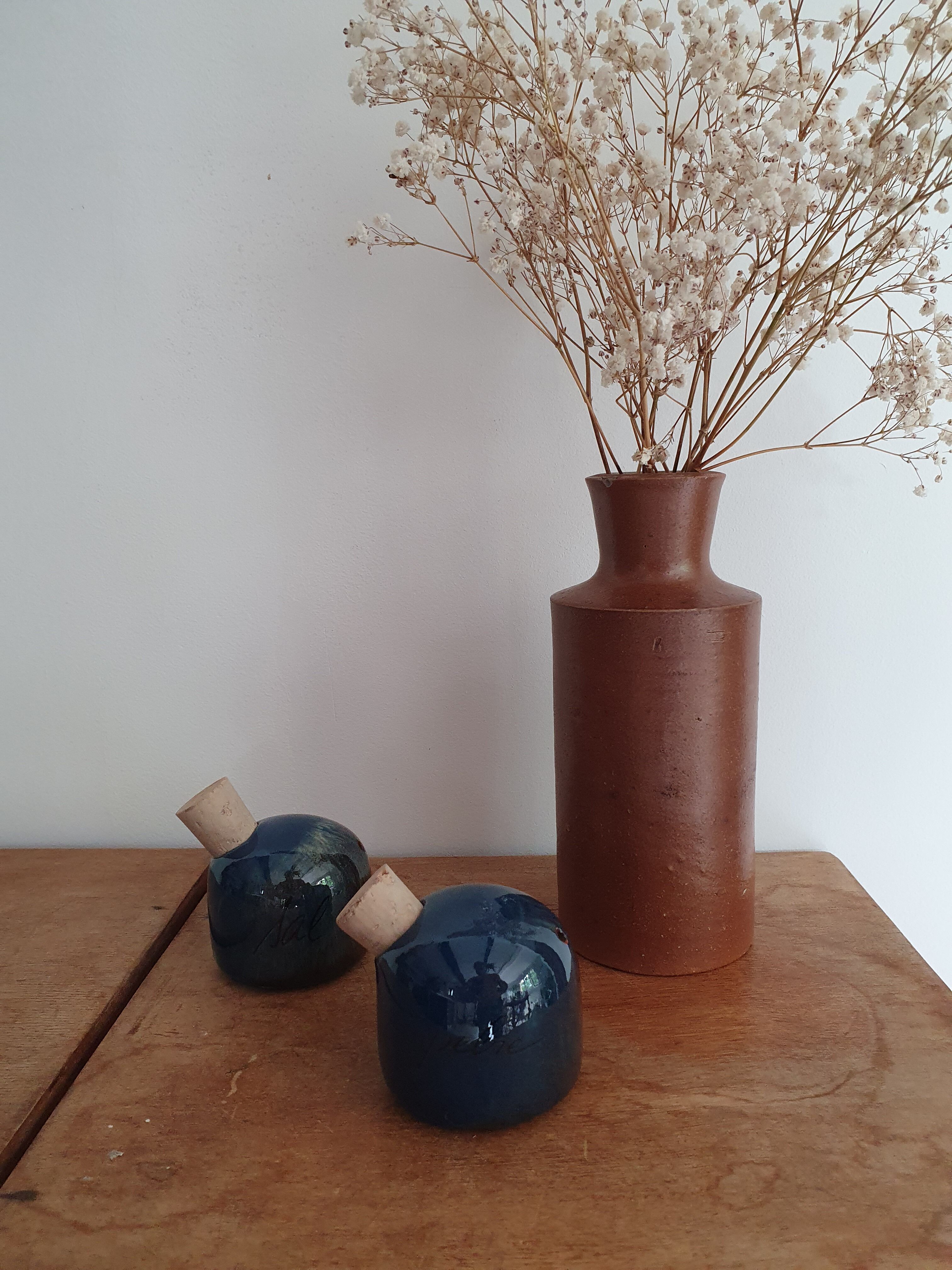Salt and ceramic pepper service