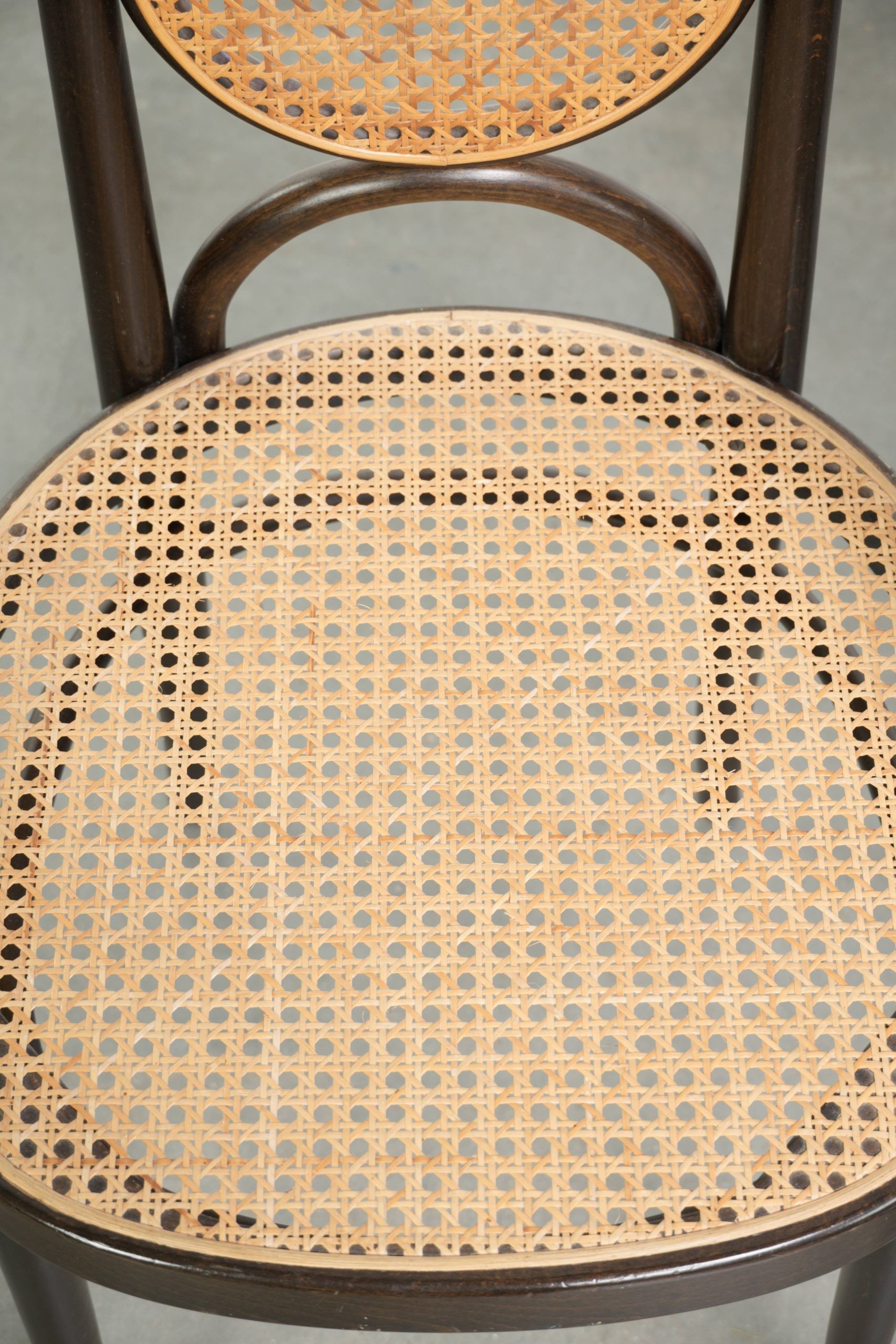 Ensemble de 2 chaises vintage originales design Thonet modèle Long John avec accoudoirs.