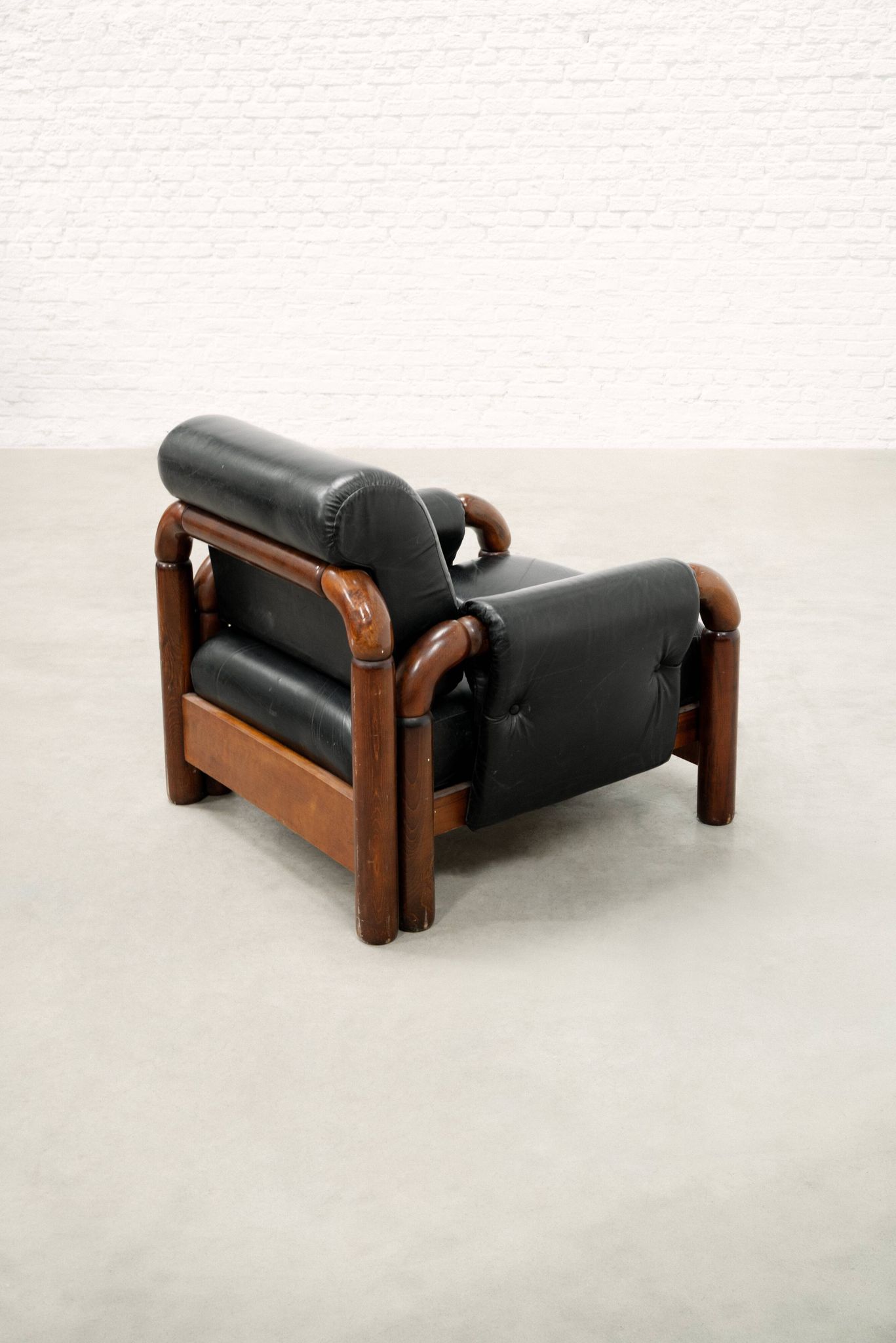 Fauteuil moderniste brésilien en cuir noir et bois massif, années 1970