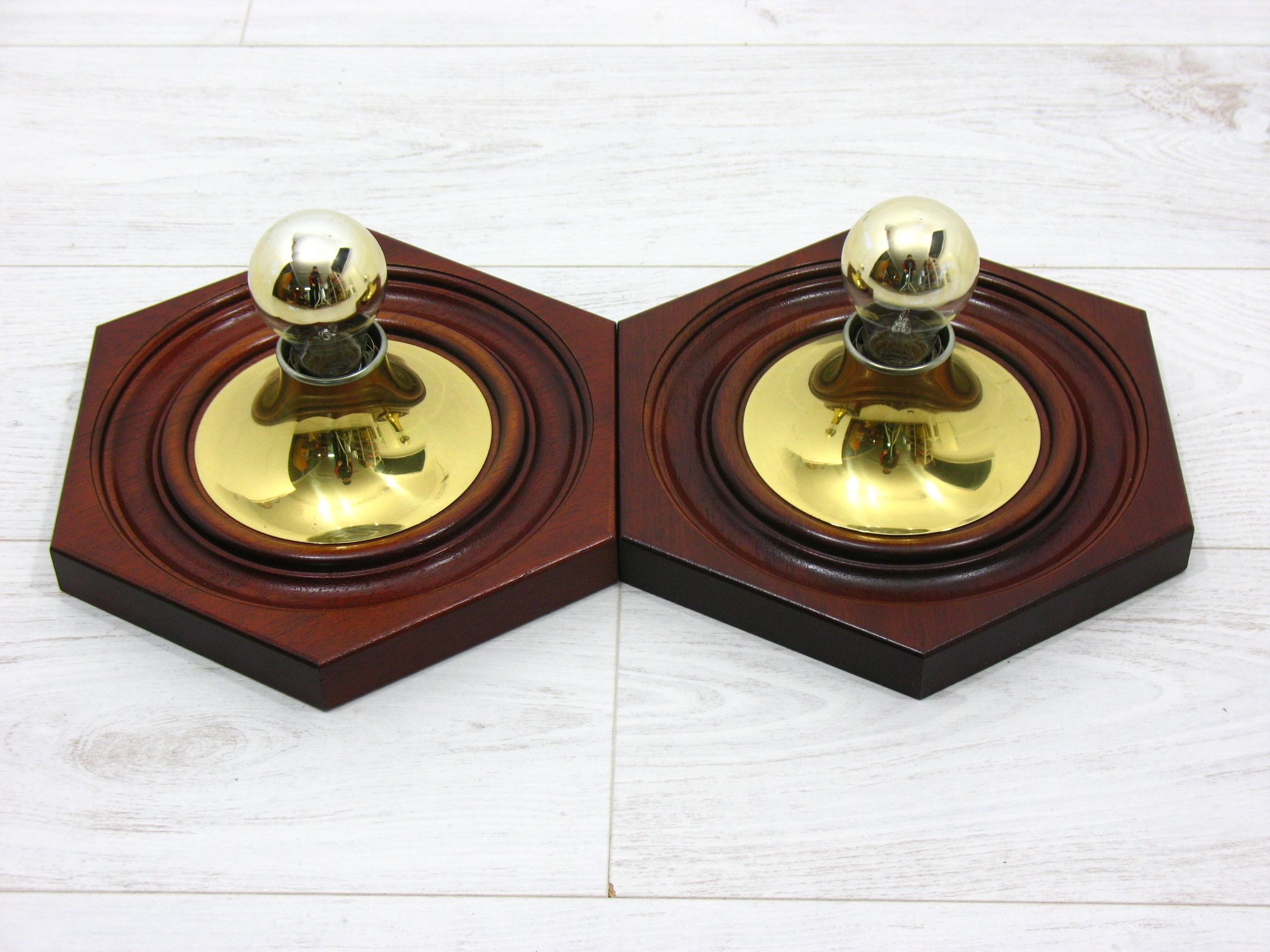 2 appliques hexagonales en bois et laiton, 1970 / 80