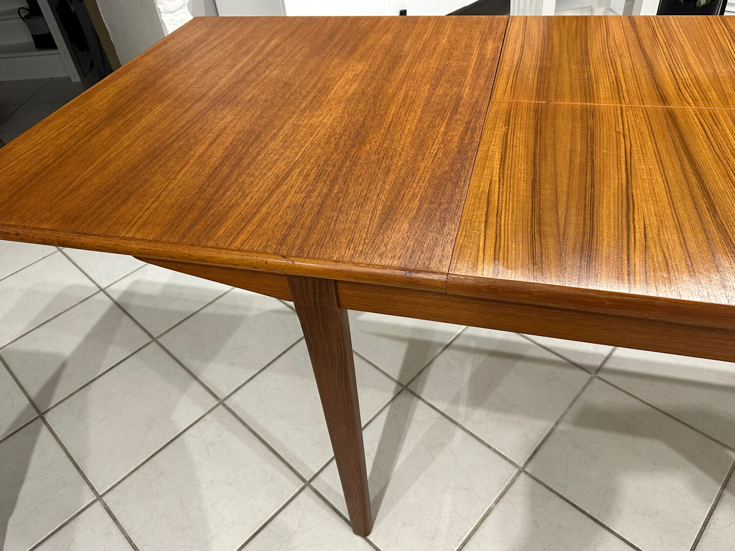 Large extendable Scandinavian table in vintage teak from the 1970s.