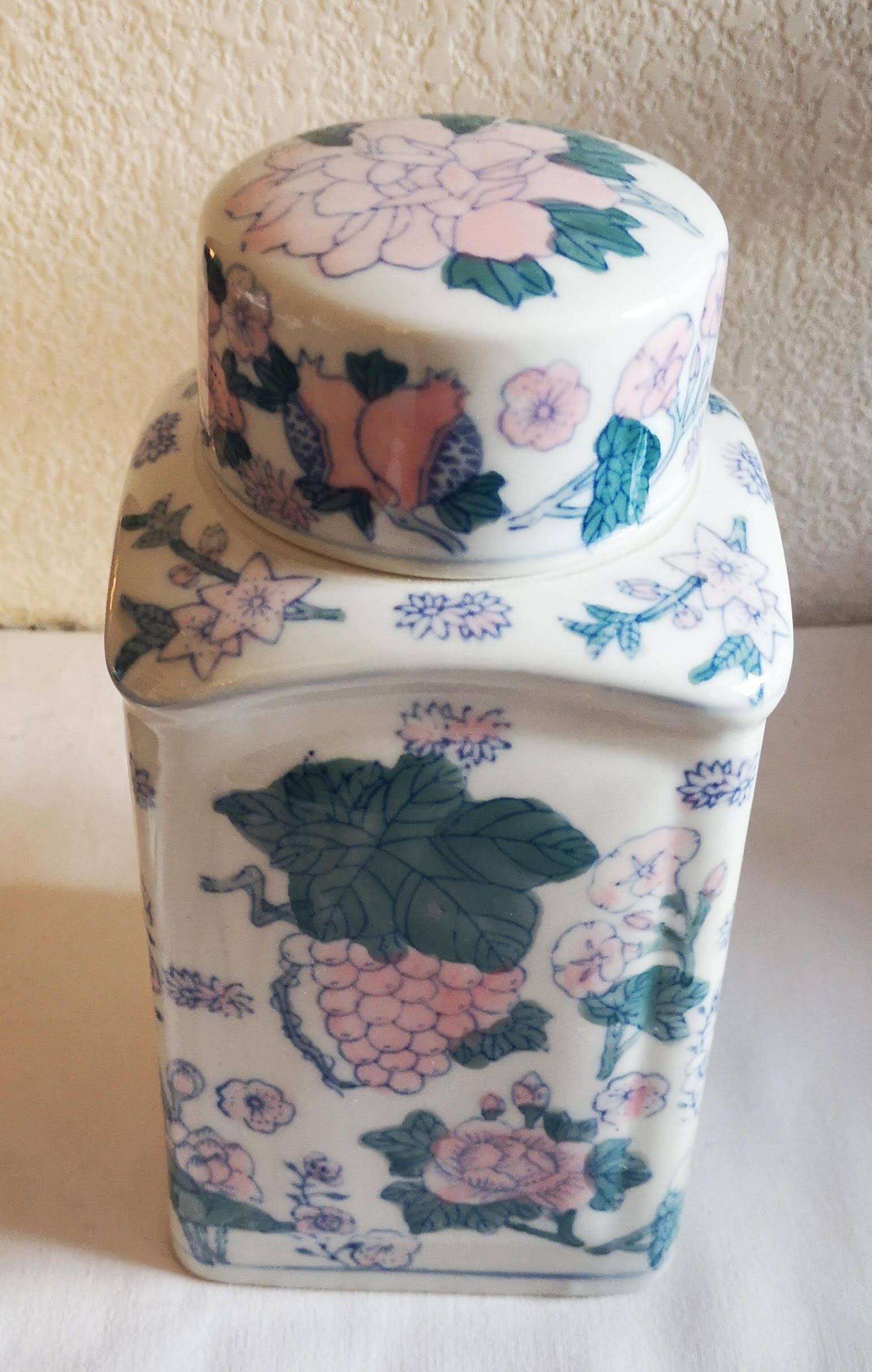 Pharmacy pot in earthenware decoration flowers