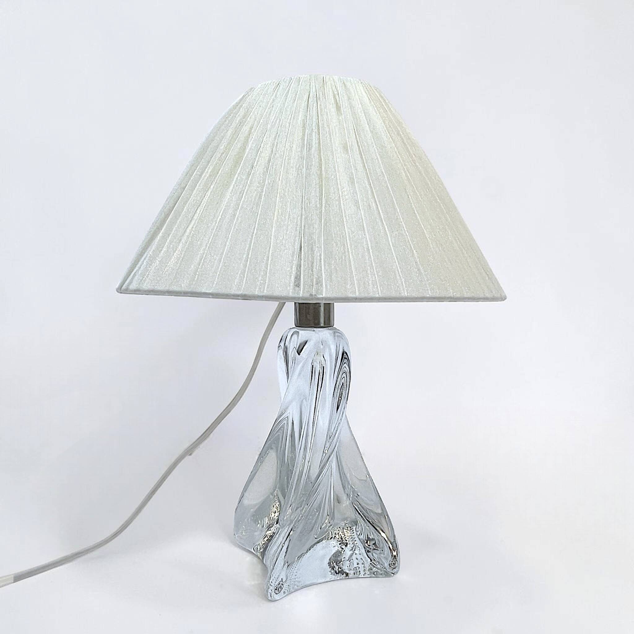 Vintage lamp with twisted crystal base from the 1960s and a white ribbon pagoda shade.