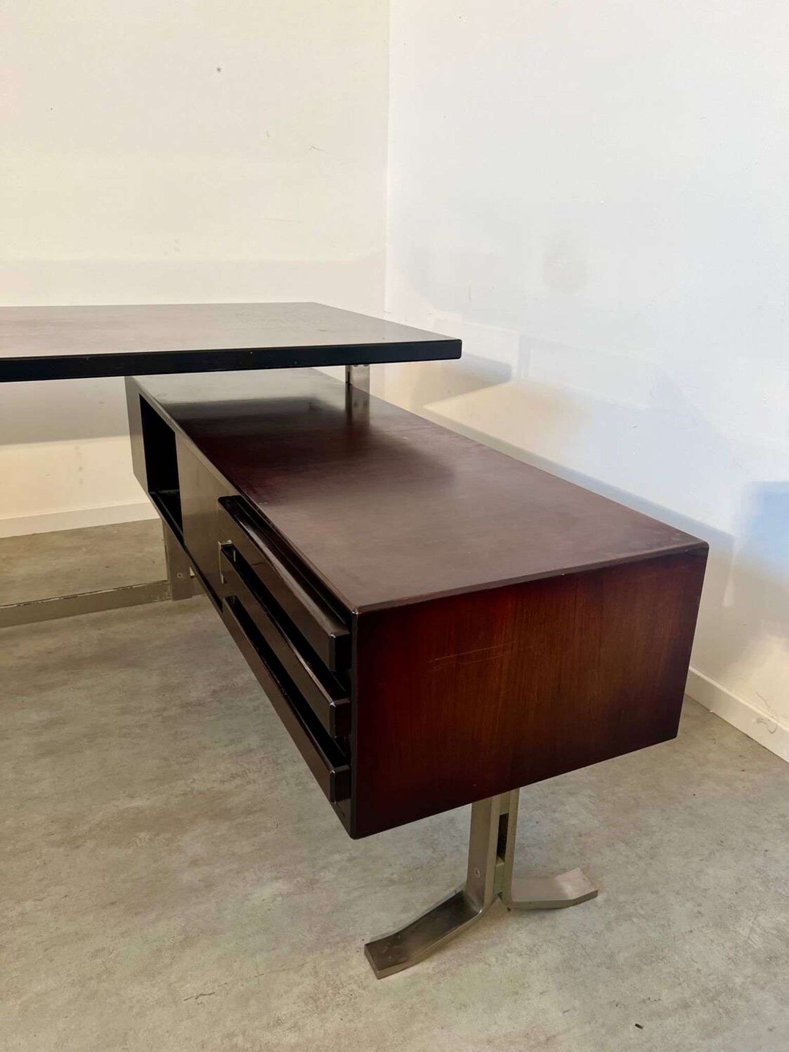 Vintage president corner desk in rosewood design by Gianni Moscatelli vintage