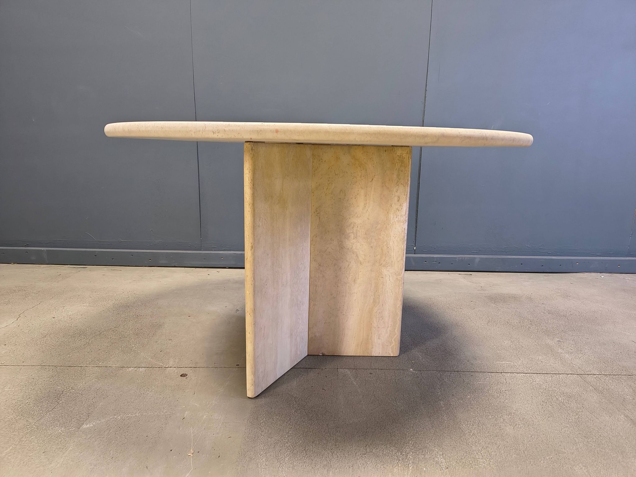 Table à manger ronde en travertin italien des années 1970