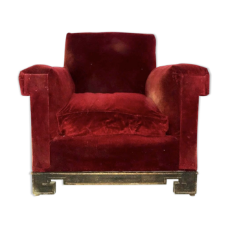 Fauteuil rouge avec piétement décoré