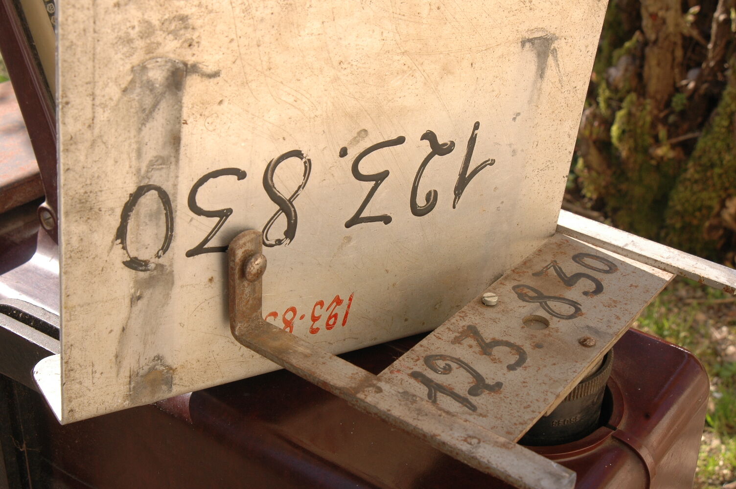 Old dealer balance bakelite with settings Testut