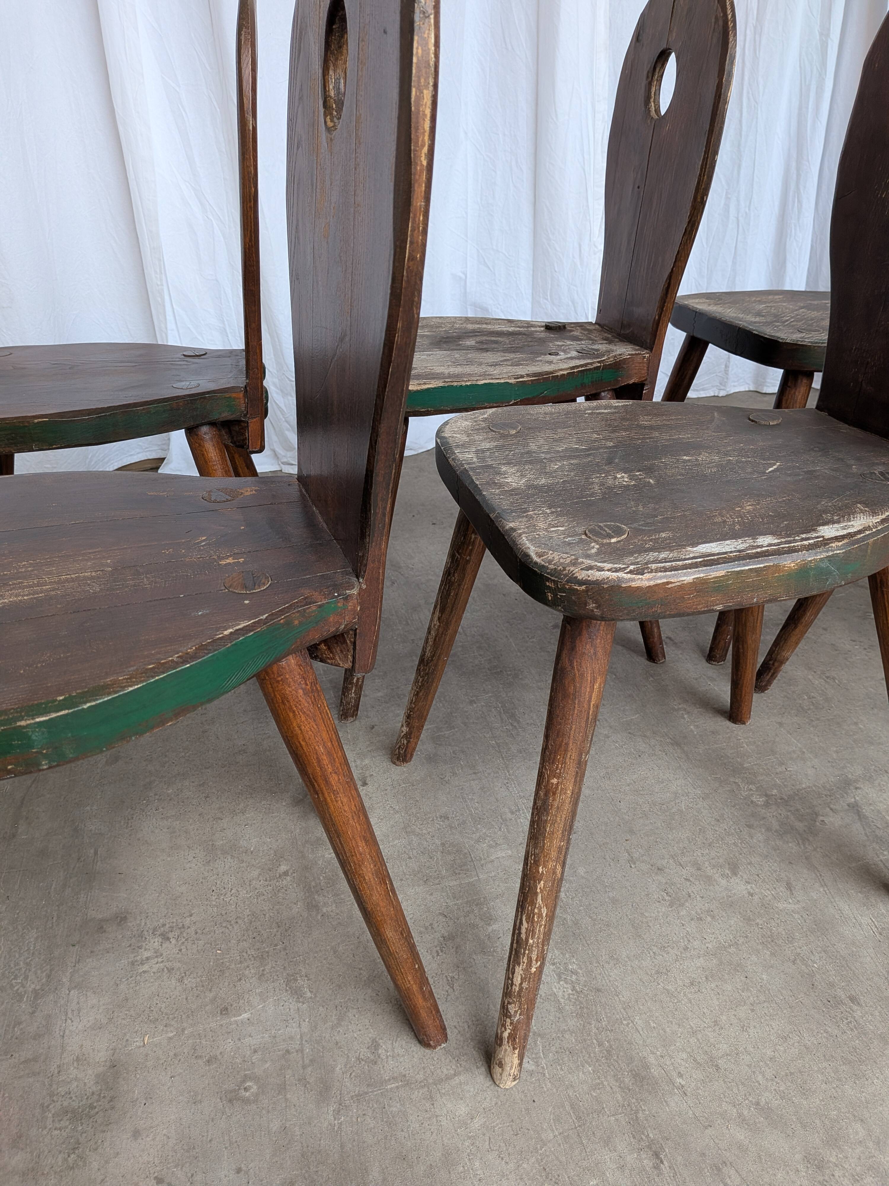 8 chaises brutalistes vintage en bois