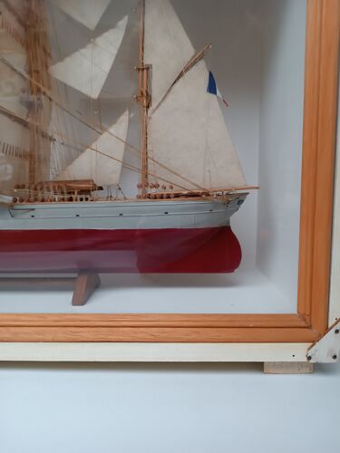 Maquette ancienne navire trois mats barque " Claire Menier " sous vitrine