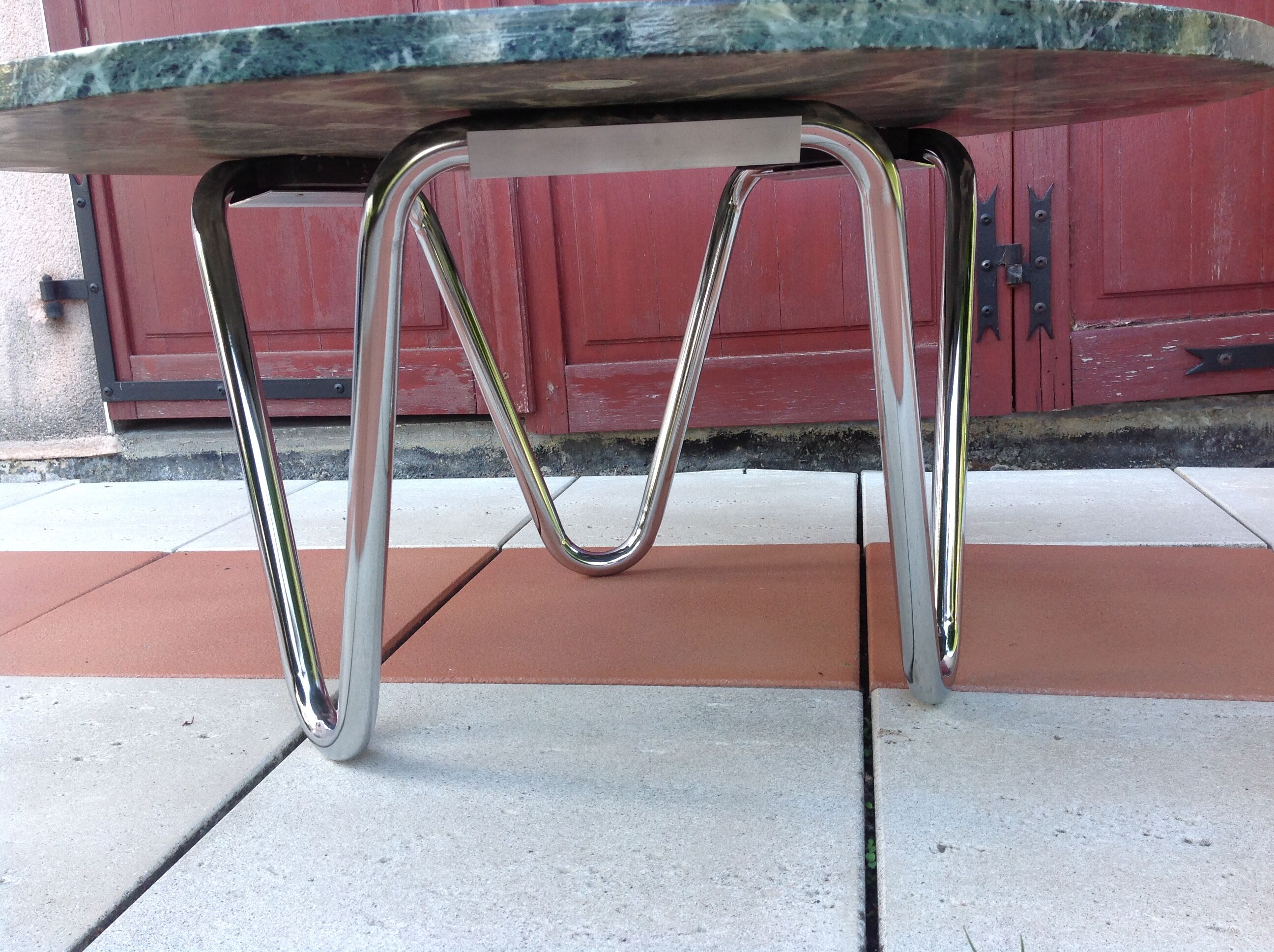 Round coffee table in green marble and chrome / vintage base 60s-70s