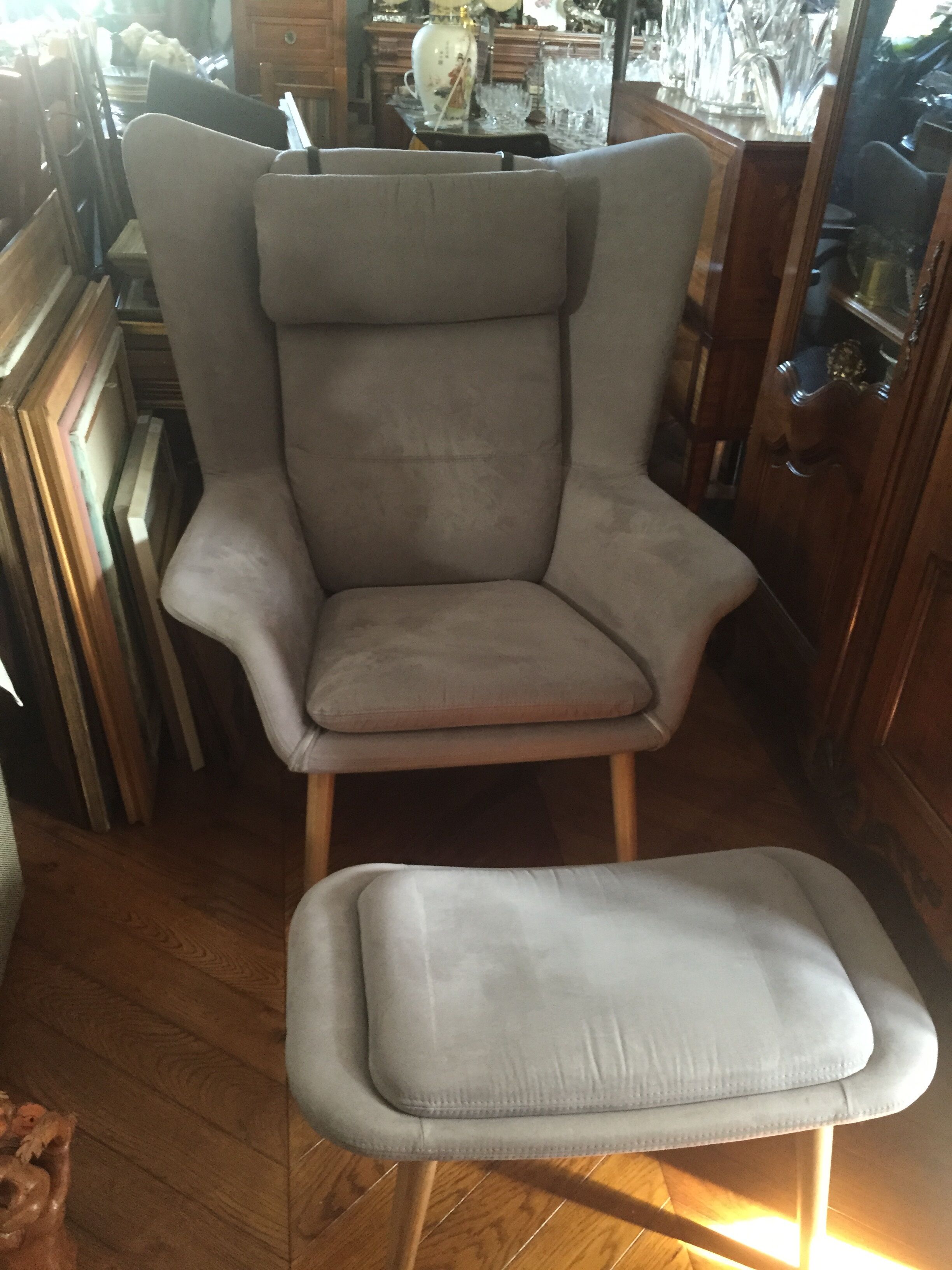 Relaxed chair with foot rests