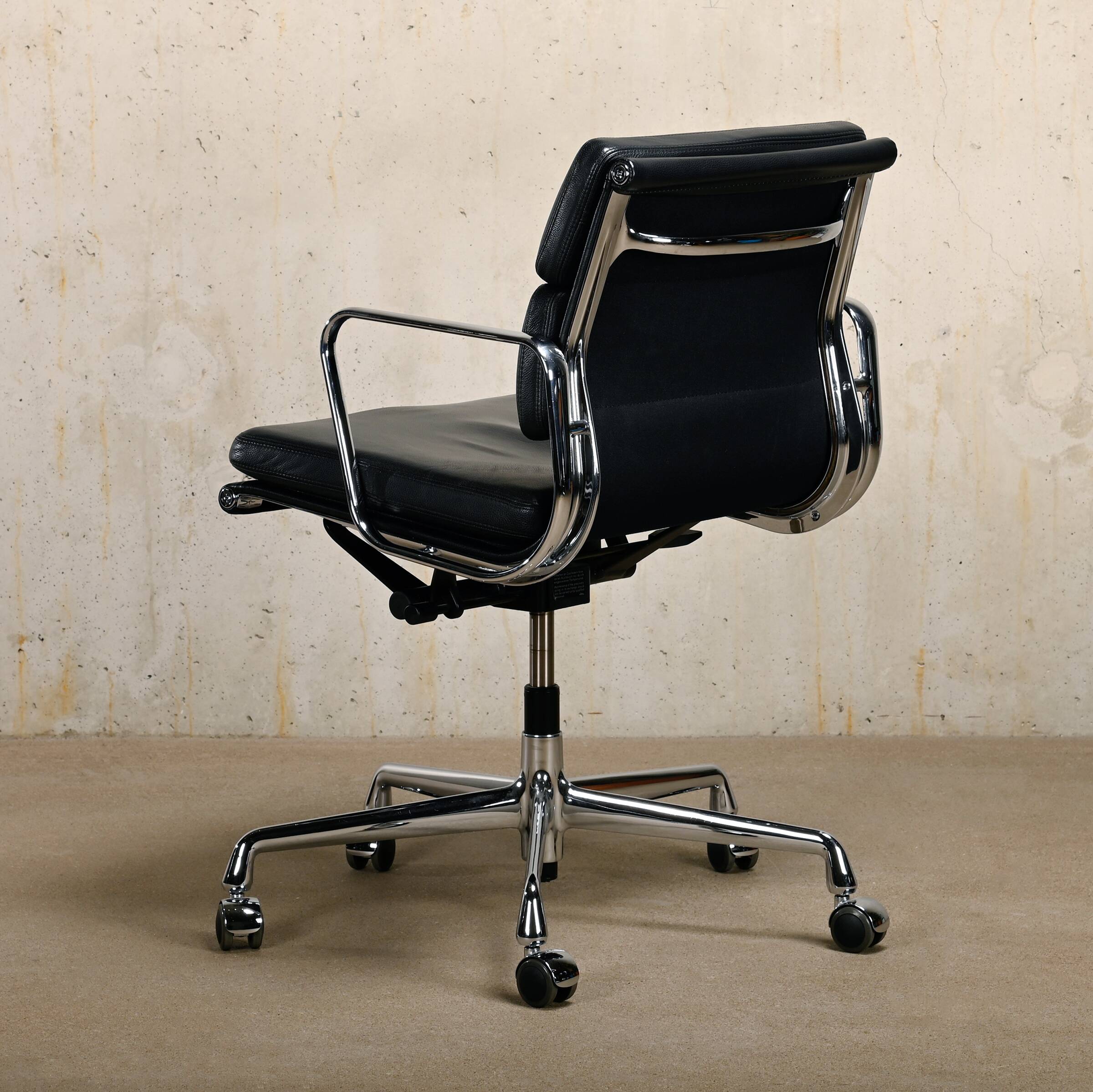 Charles & Ray Eames EA217 Office Chair in Chrome and Black leather, Vitra