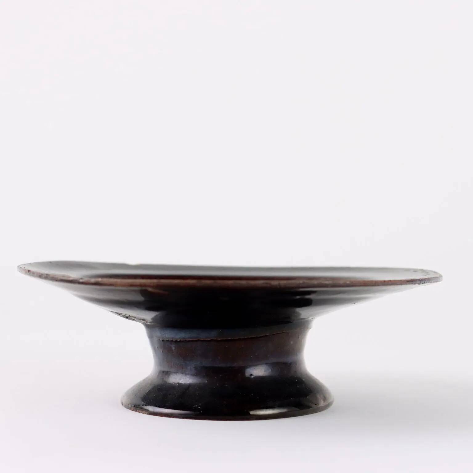 Coupe ancienne en terre cuite avec décorations argentées, XVI-XVII siècle