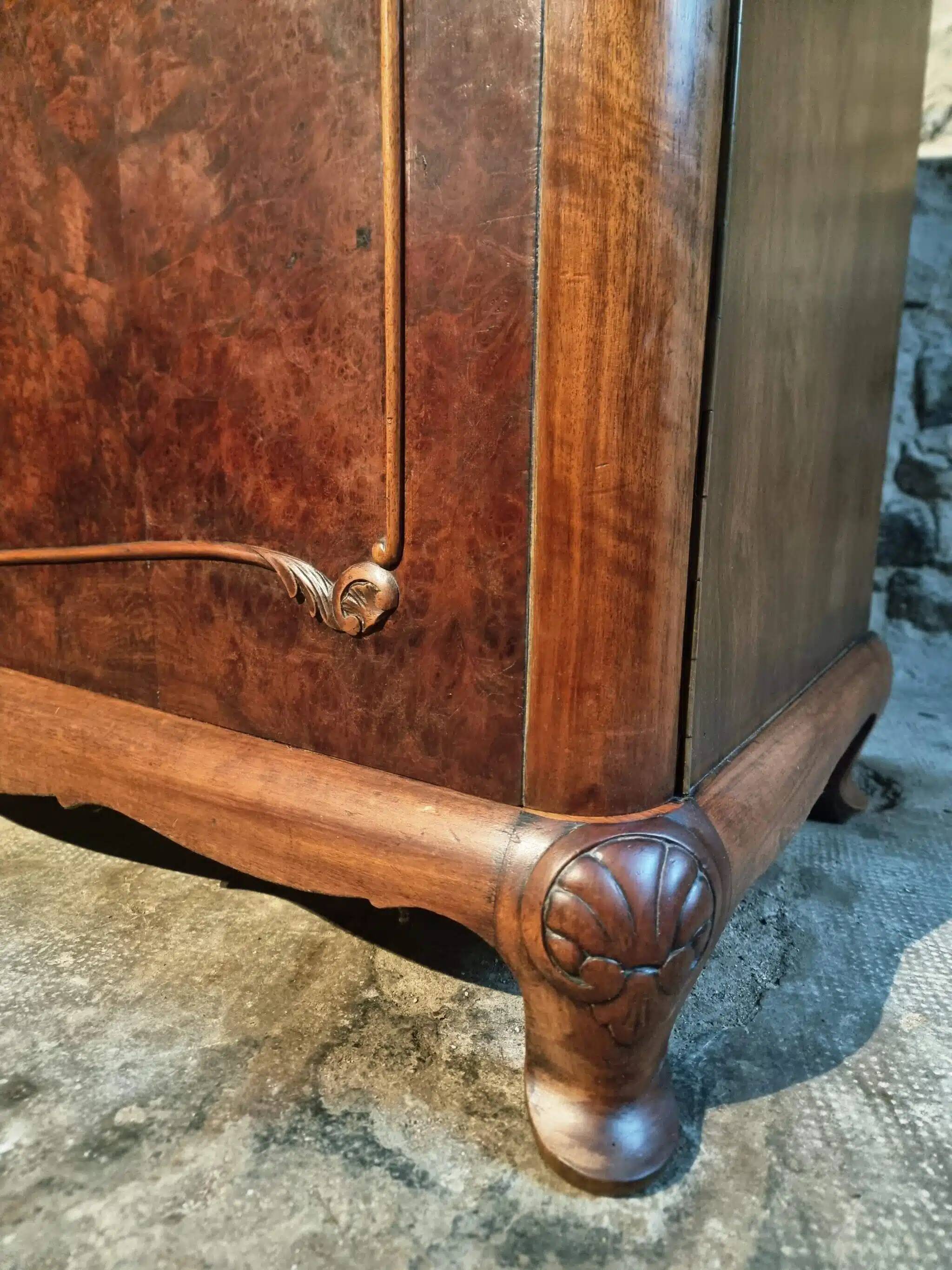 Buffet art déco français en noyer et acajou avec plateau en marbre, fin des années 1920