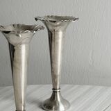 Duo de vases en métal argenté brillant