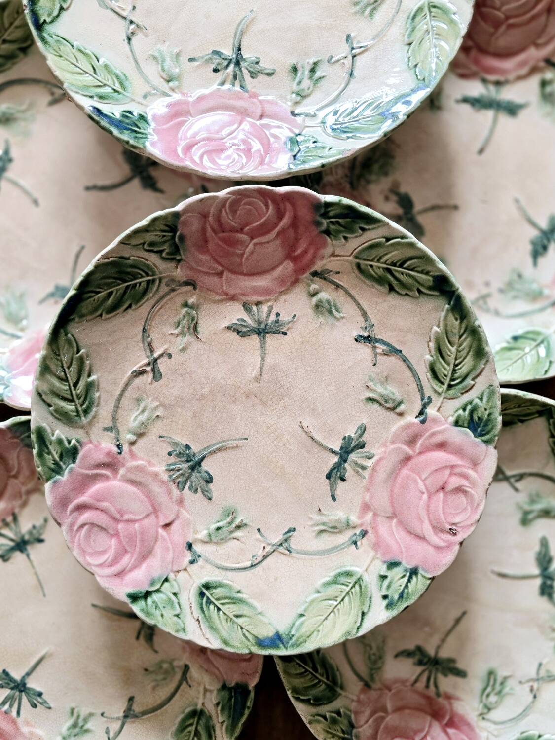 Lot de 7 assiettes Barbotine