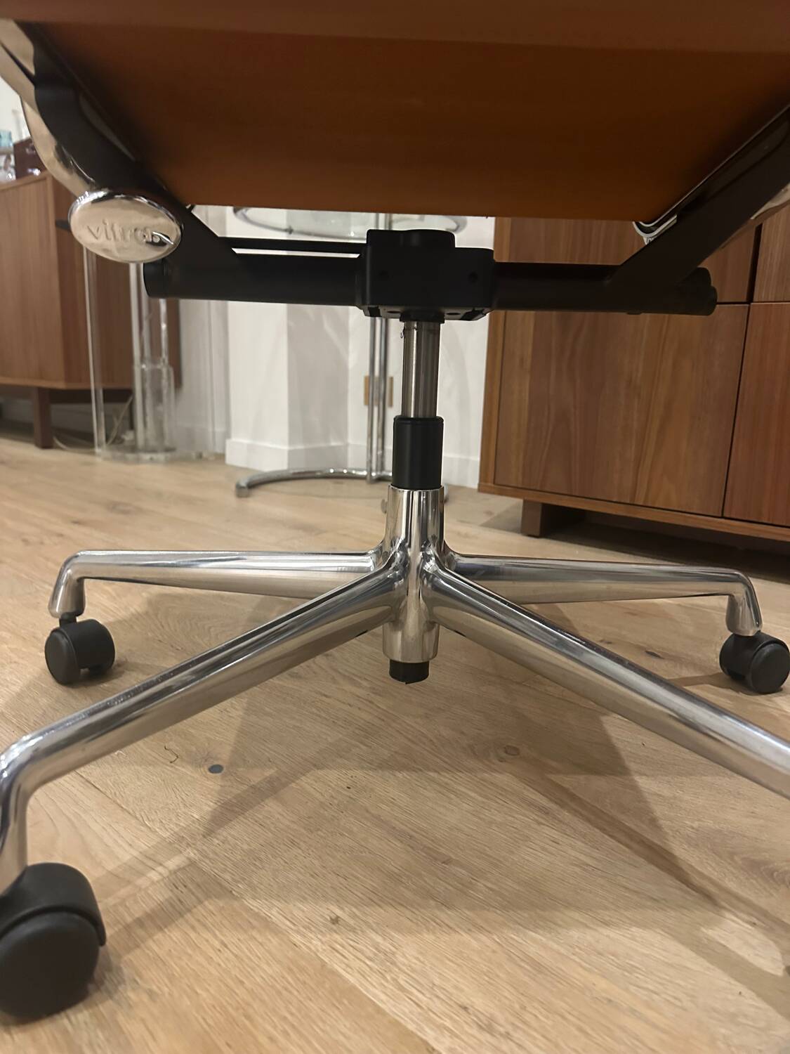 Eames EA 219 chair, Vitra edition, near mint condition
