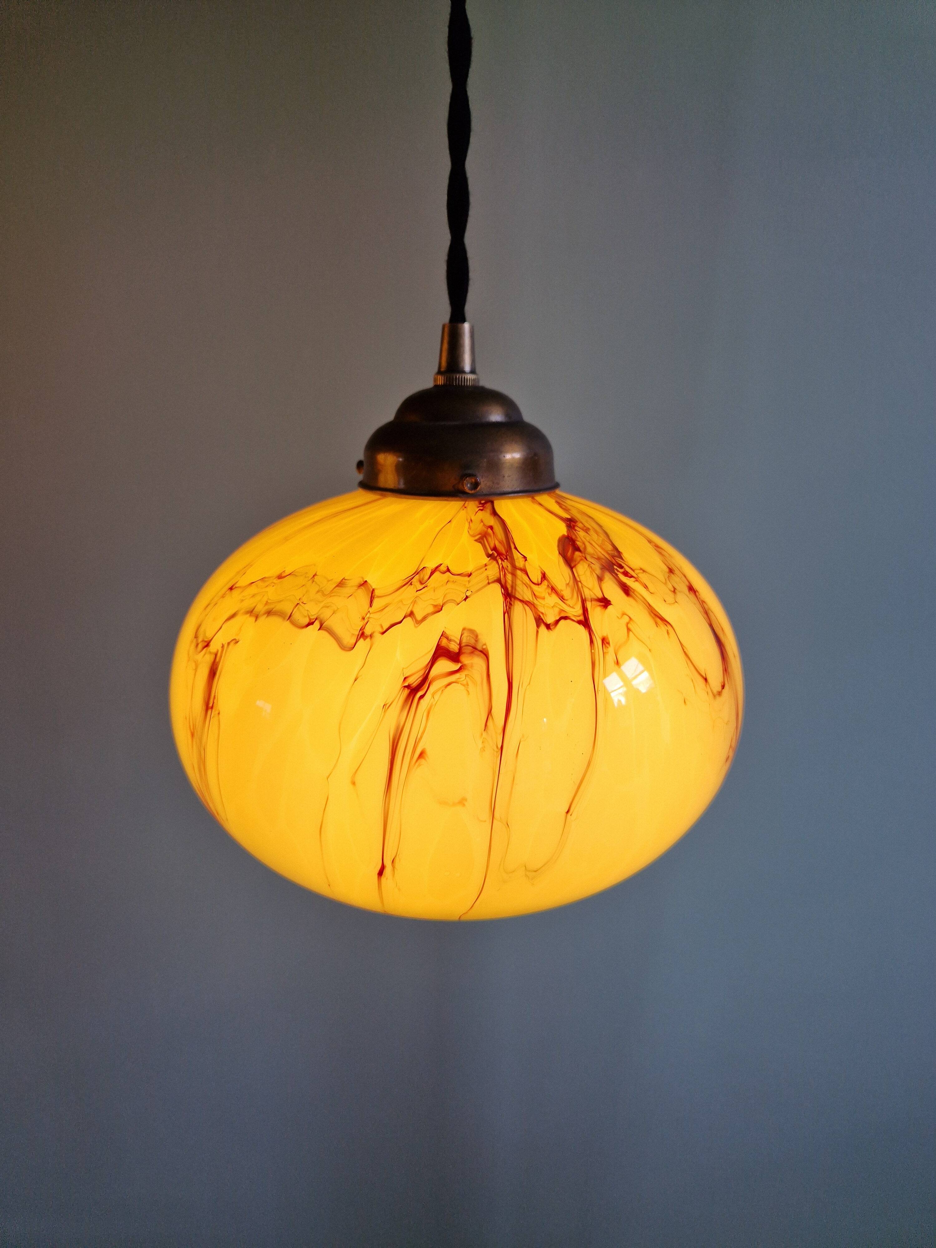 Trio de suspensions art déco en opaline marbrée, Scailmont, 1920-30