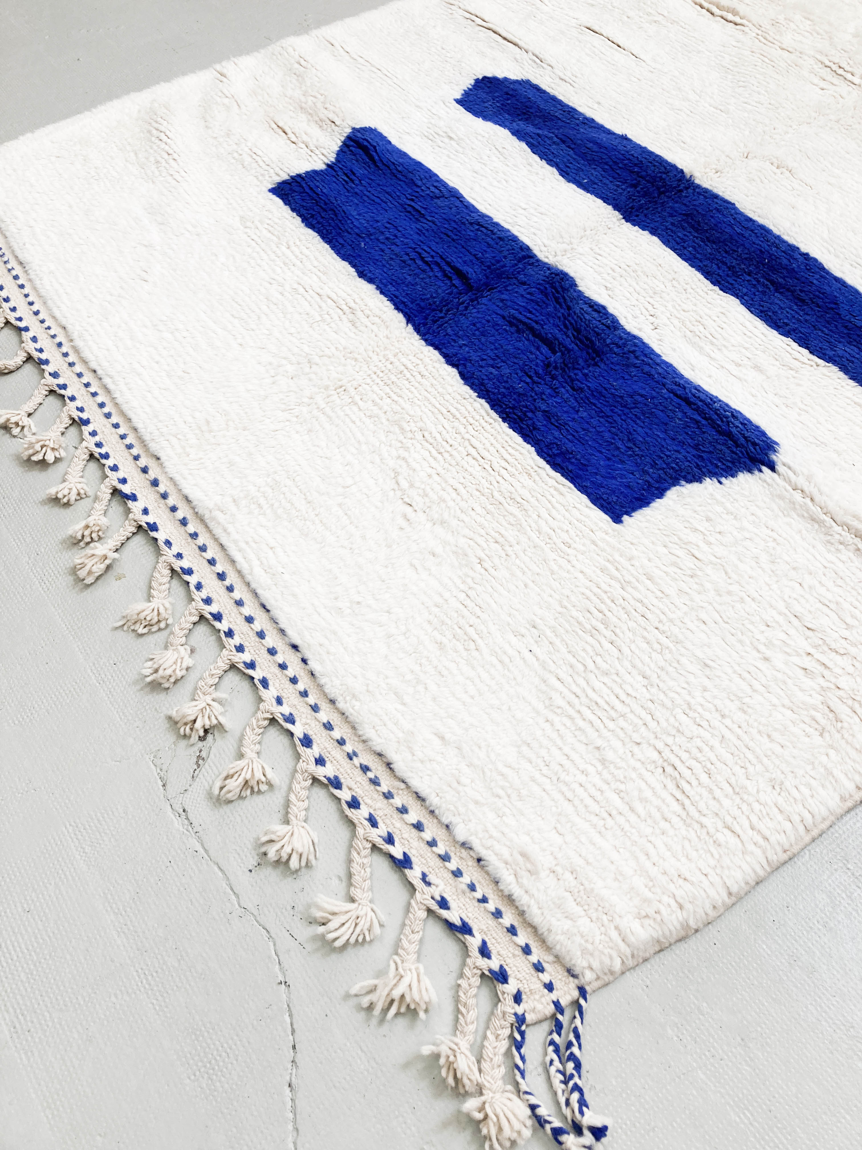 Moroccan Berber carpet beni ouarain ecru with majorelle blue patterns 235x180cm