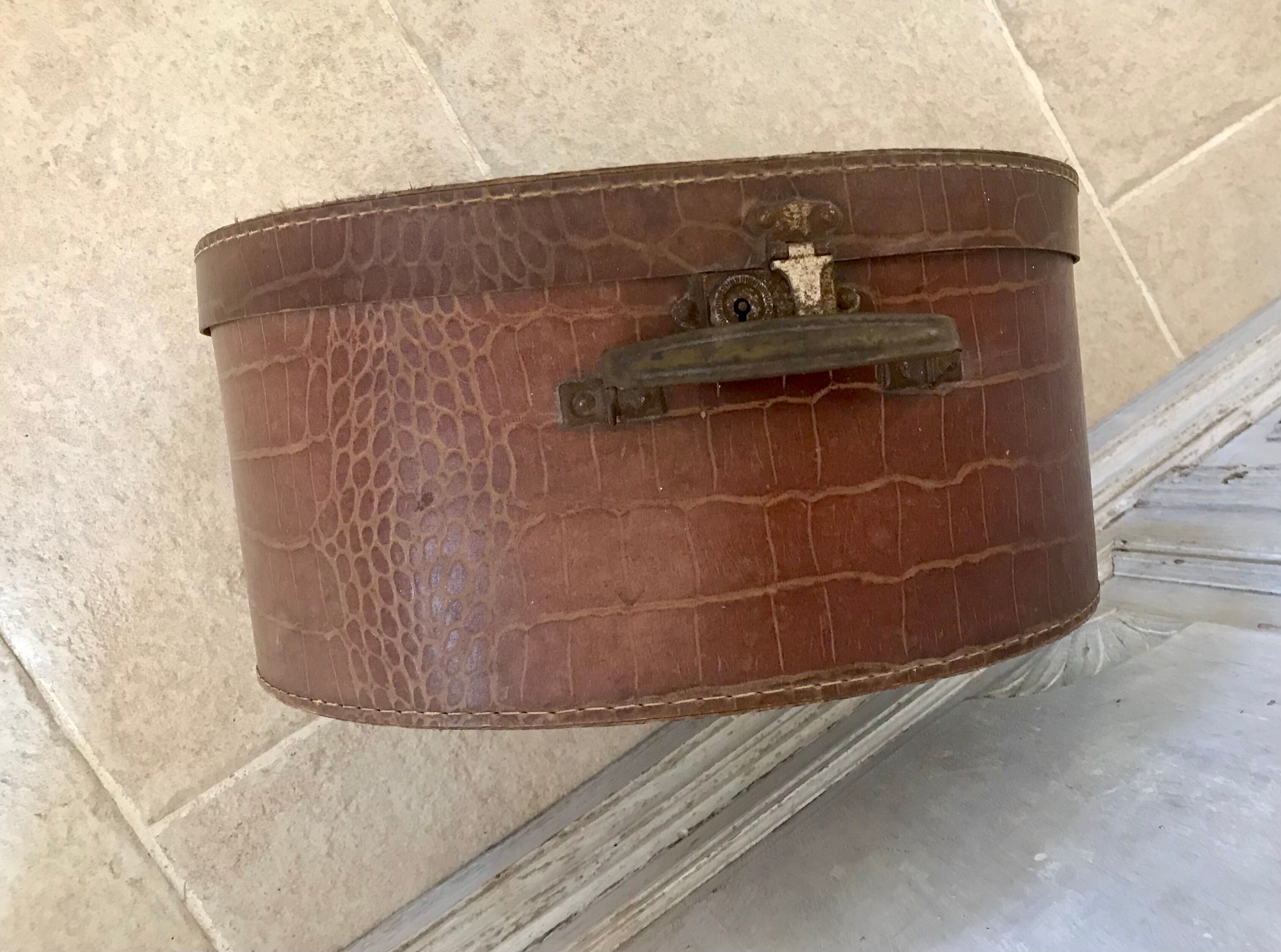 Early XXth hat box