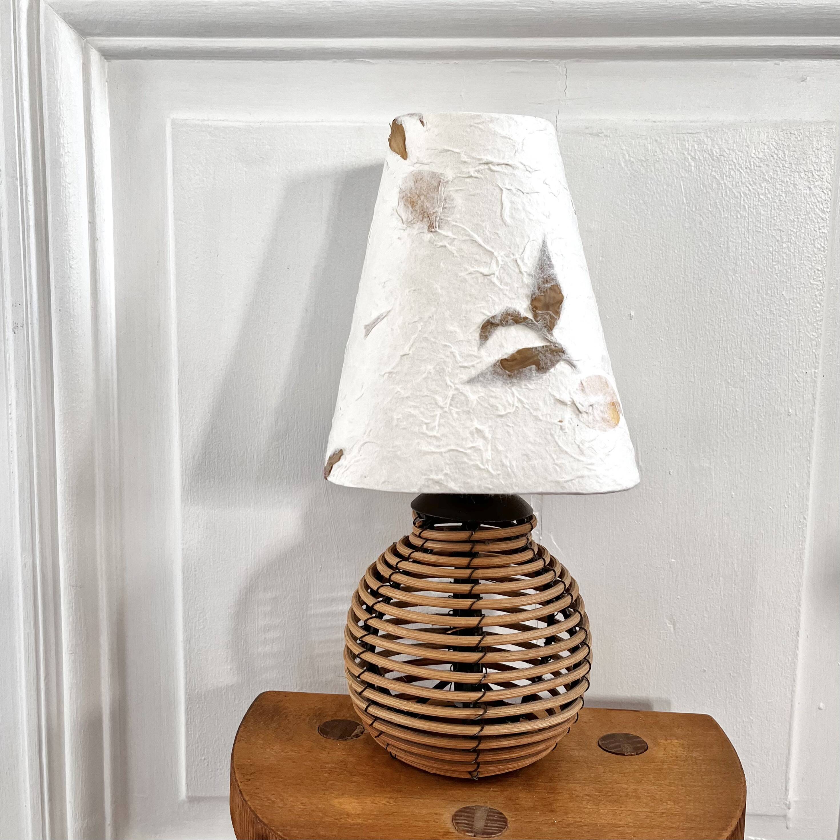 Lampe boule rotin et herbier