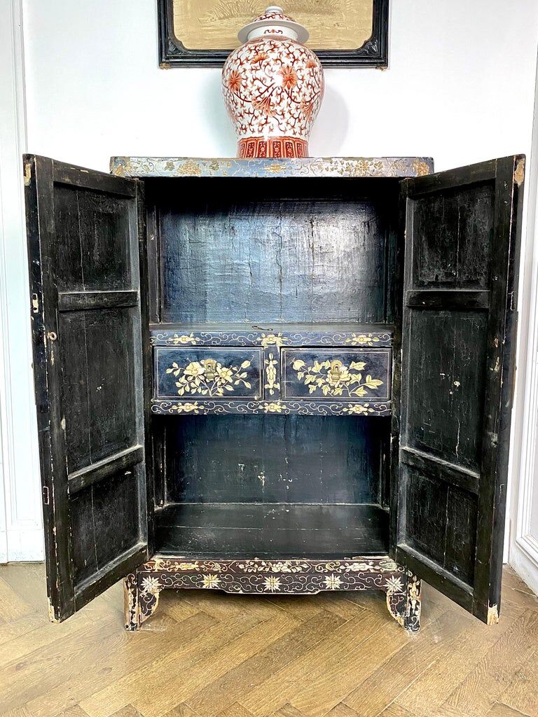 Black lacquered Chinese cabinet 19th century