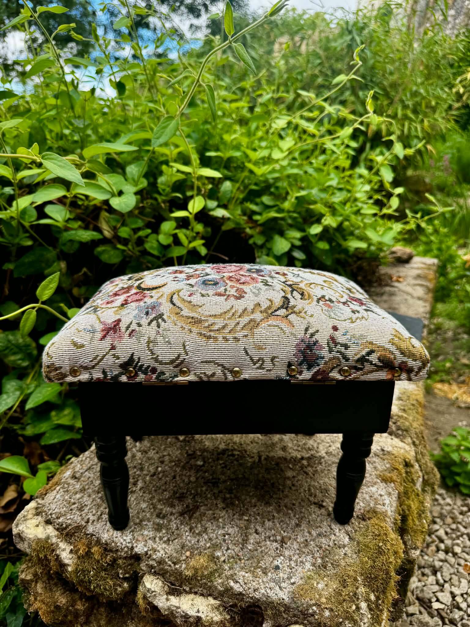 Repose pied coffre de rangement avec broderie vintage
