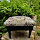 Repose pied coffre de rangement avec broderie vintage