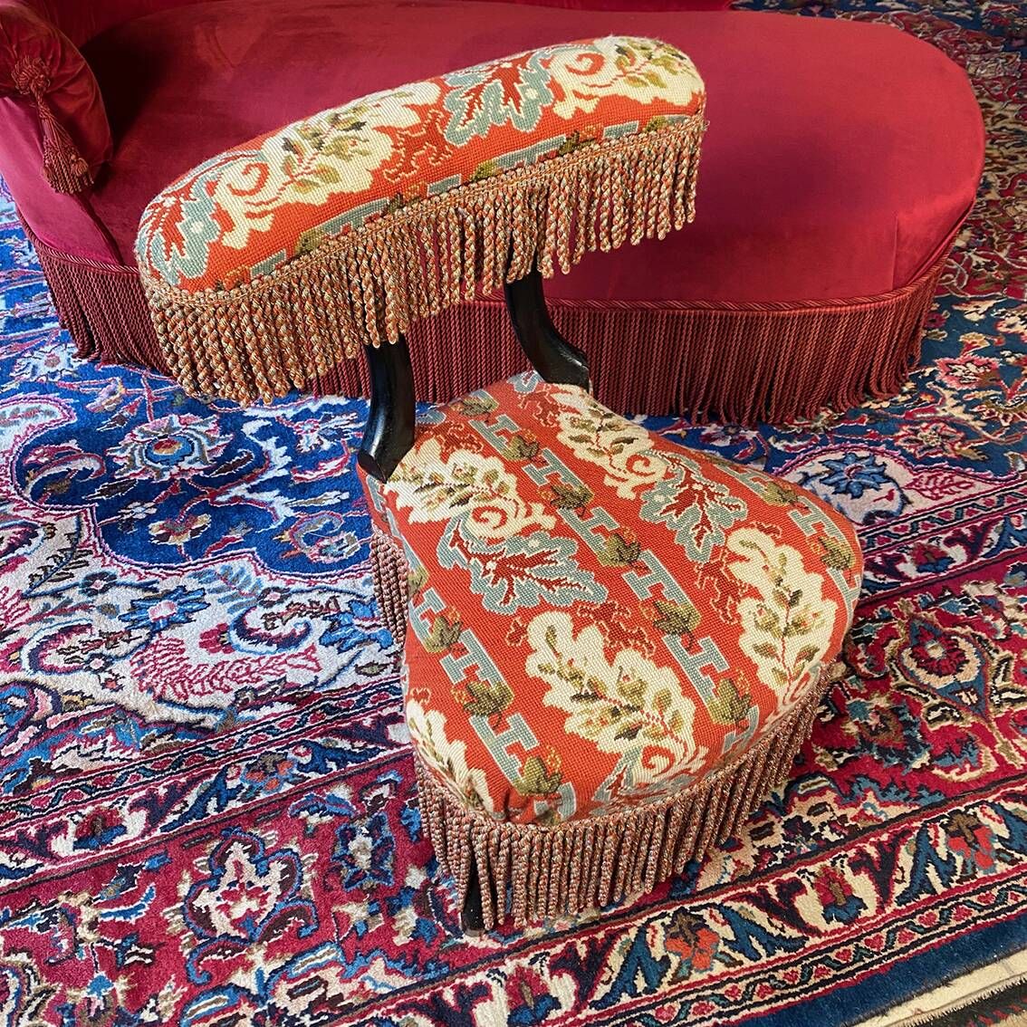 Chaise voyeuse époque Napoléon III en bois noirci, garnie d’une tapisserie