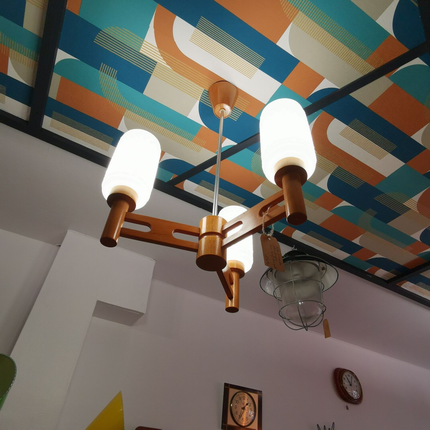 Lustre en bois et opaline République Tchèque 1970