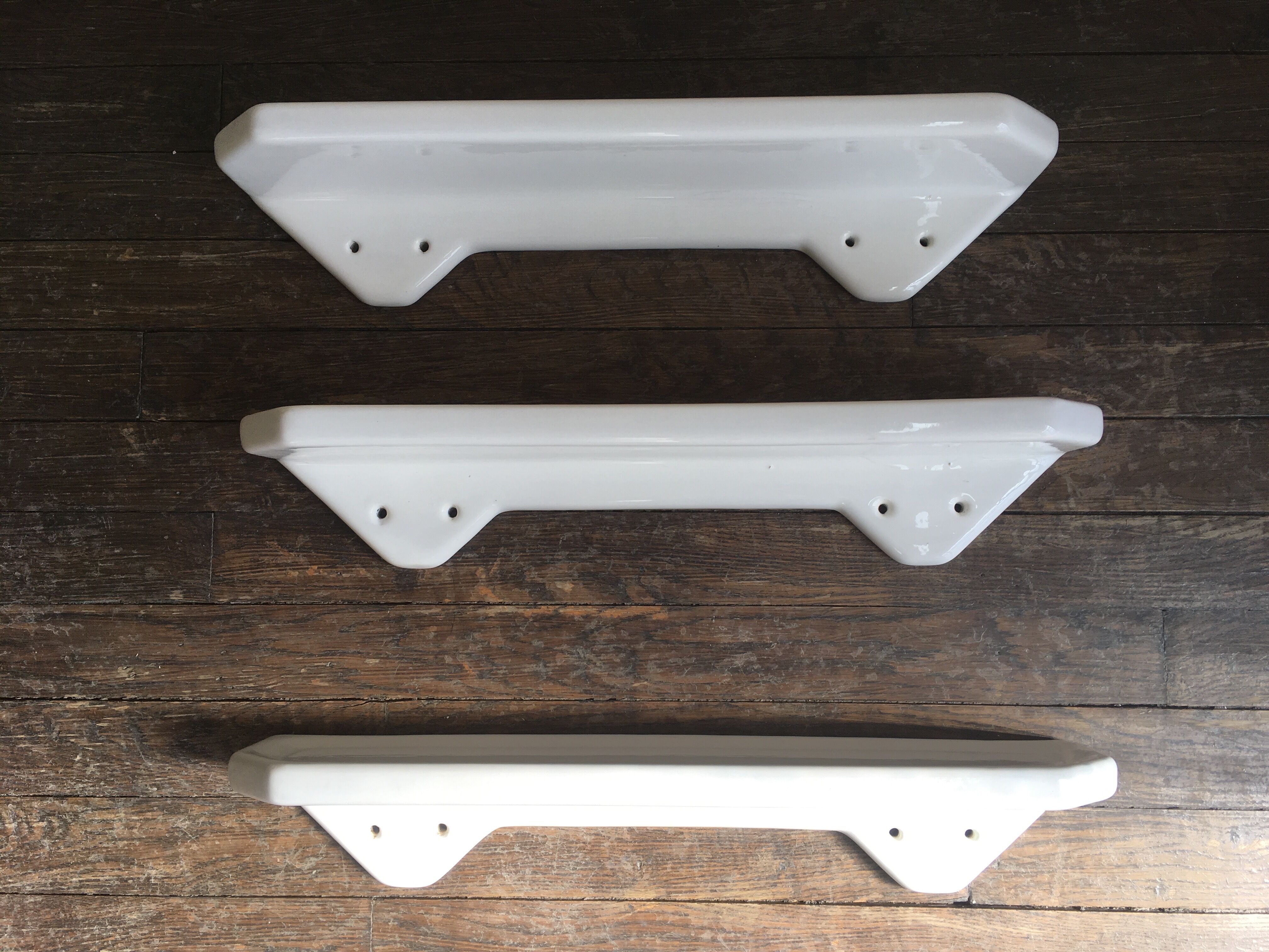 Set of 3 white ceramic shelves art deco bathroom
