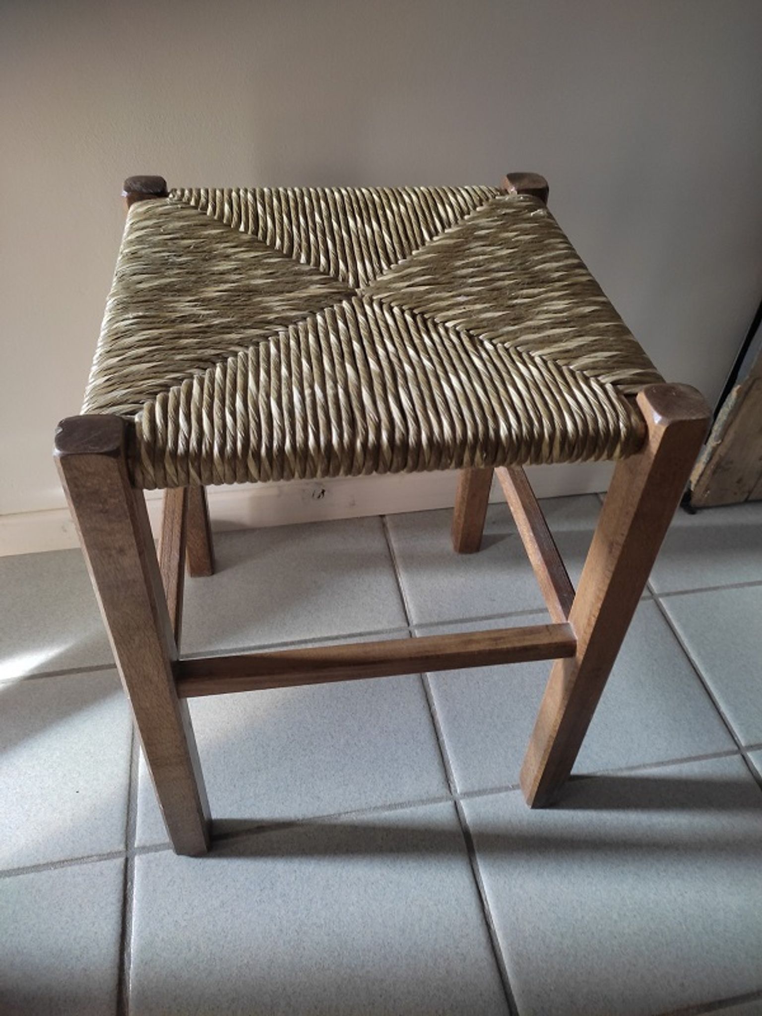 Stool solid wood seat straw feet patinated dp 0922131