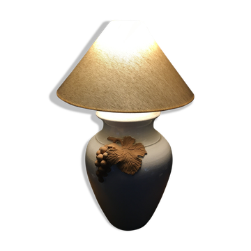 Ceramic lamp in the shape of a bunch of grapes.