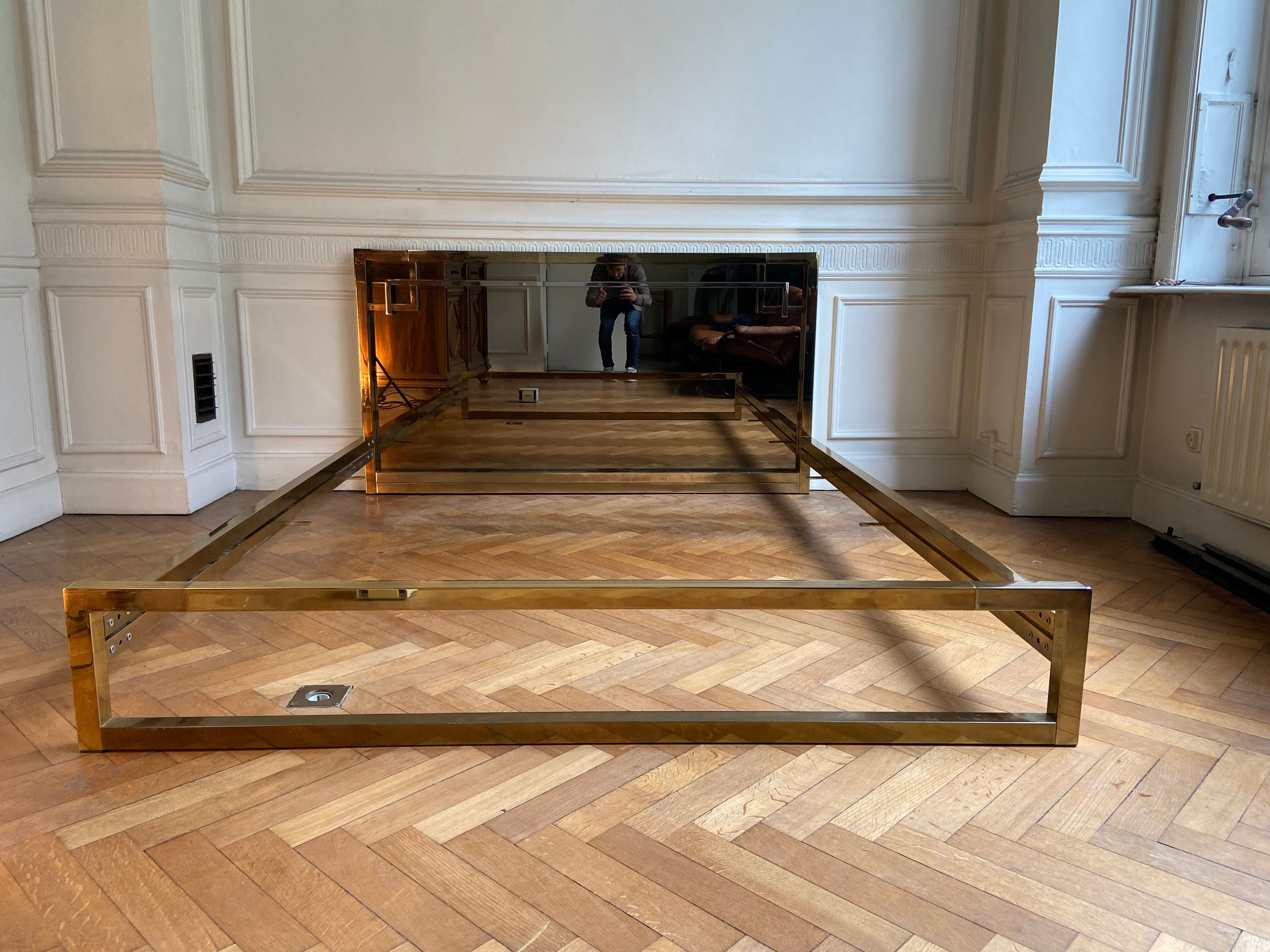 Belgo Chrom bed in gold metal and bronze mirrored headboard, 1970