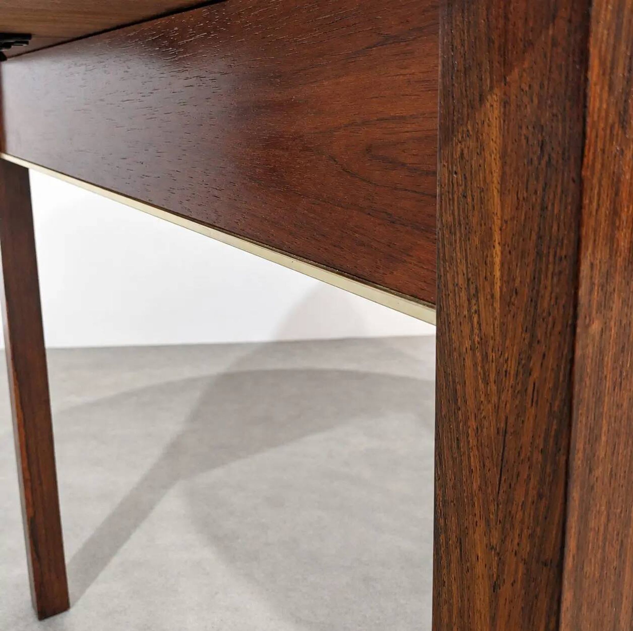 Extendable round rosewood dining table