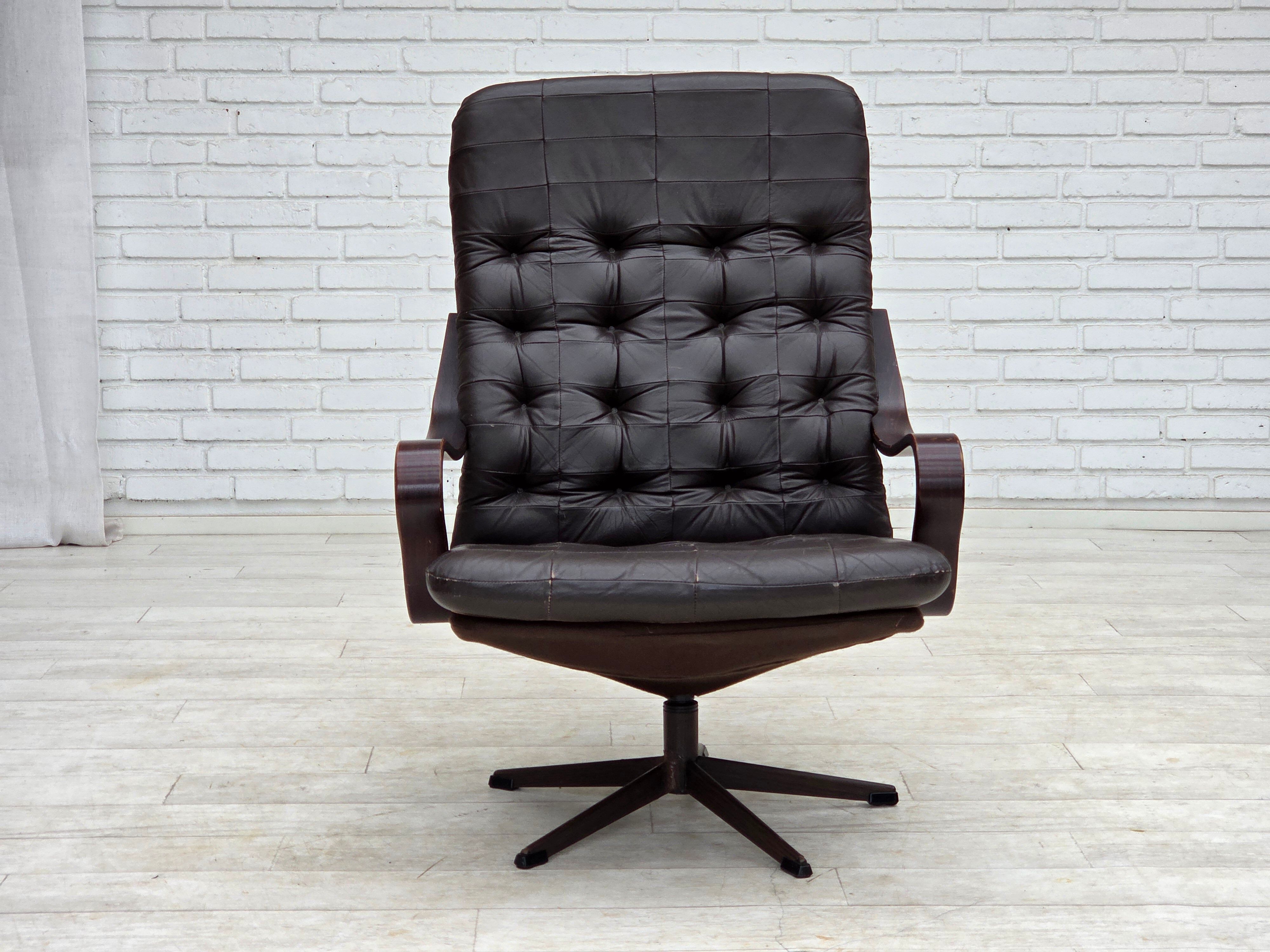 Fauteuil pivotant scandinave des années 1970, en cuir patchwork d'origine.